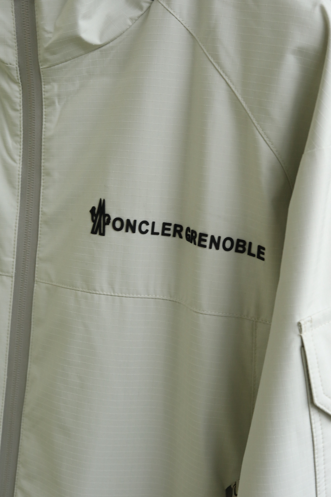 Mo*ncler 蒙口 25年秋季新款夹克定制面料采用格纹面布，整体视觉效果非常突出，穿着柔软舒适颜色：