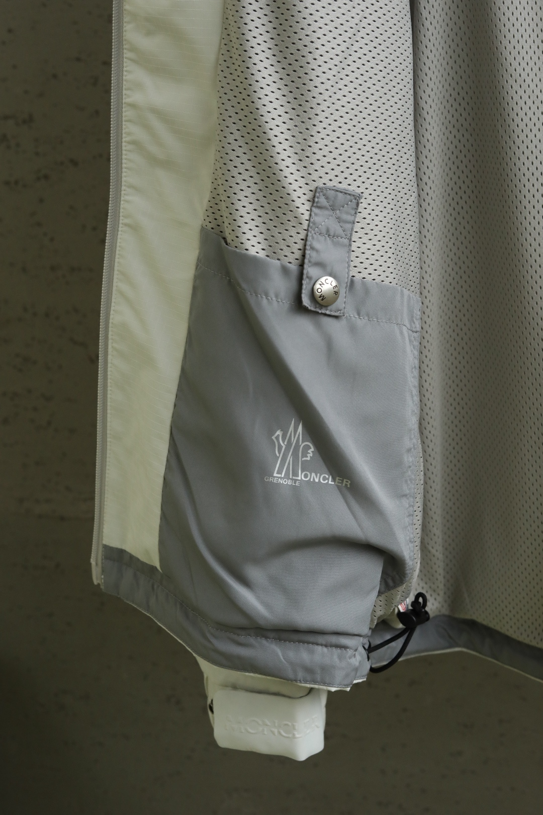 Mo*ncler 蒙口 25年秋季新款夹克定制面料采用格纹面布，整体视觉效果非常突出，穿着柔软舒适颜色：