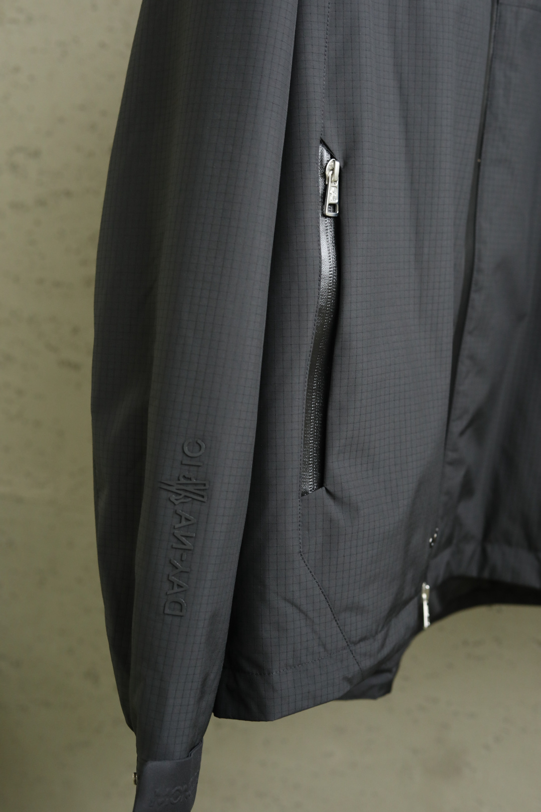 Mo*ncler 蒙口 25年秋季新款夹克定制面料采用格纹面布，整体视觉效果非常突出，穿着柔软舒适颜色：