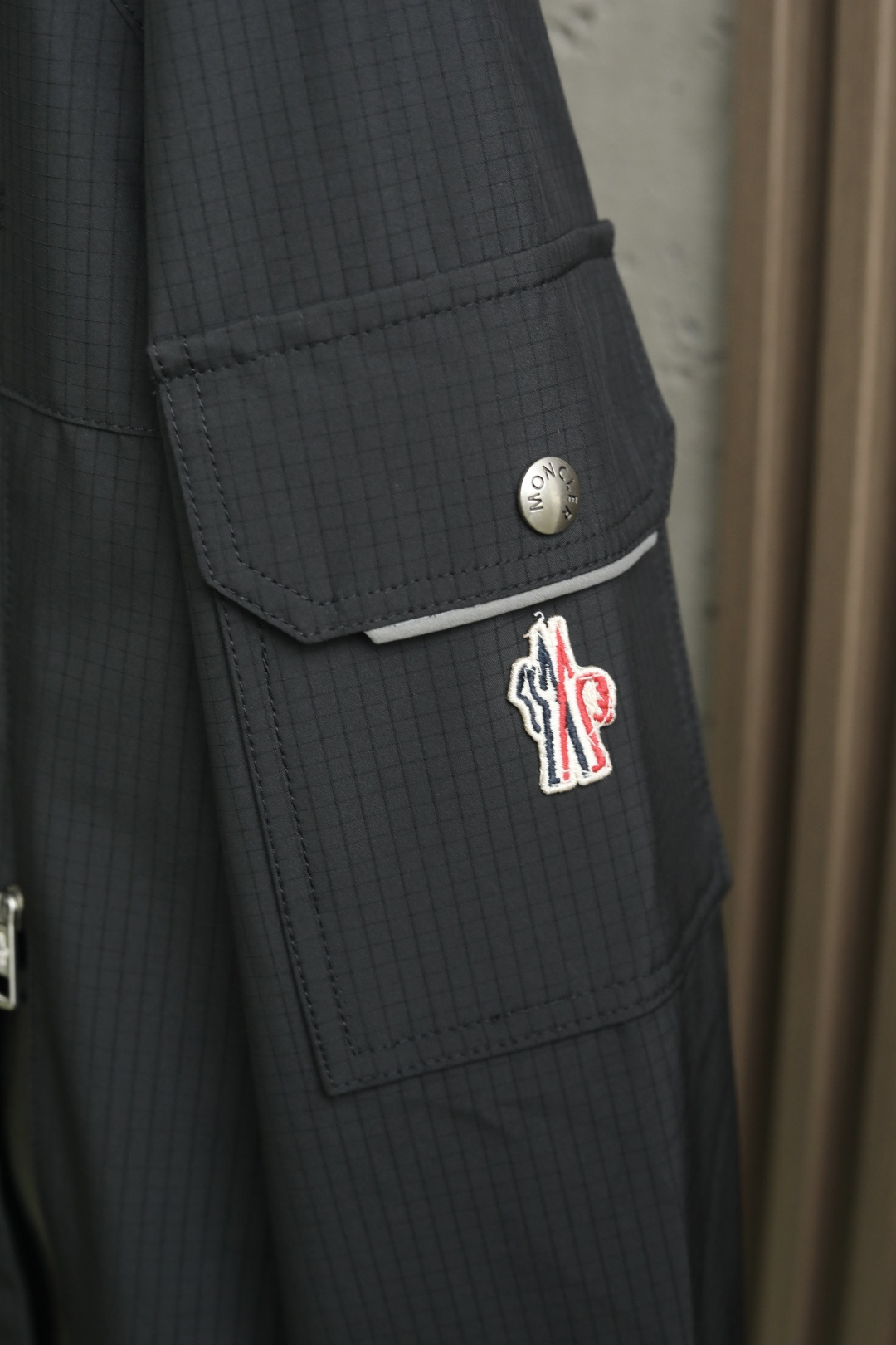 Mo*ncler 蒙口 25年秋季新款夹克定制面料采用格纹面布，整体视觉效果非常突出，穿着柔软舒适颜色：