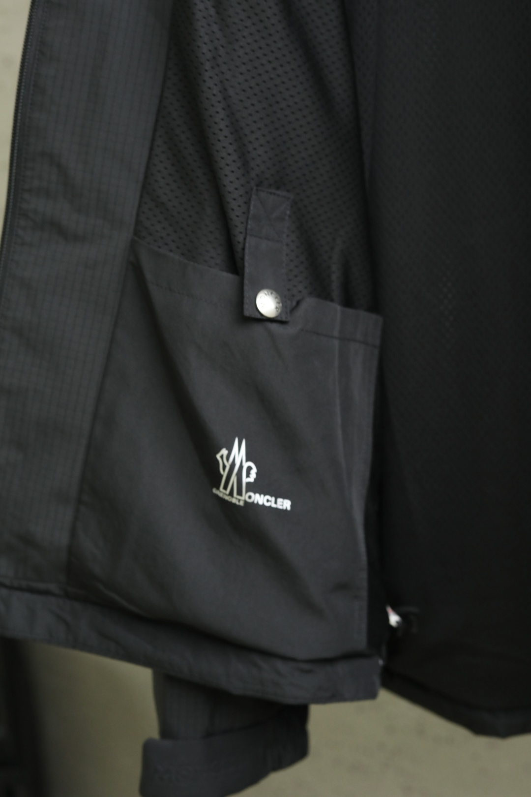 Mo*ncler 蒙口 25年秋季新款夹克定制面料采用格纹面布，整体视觉效果非常突出，穿着柔软舒适颜色：