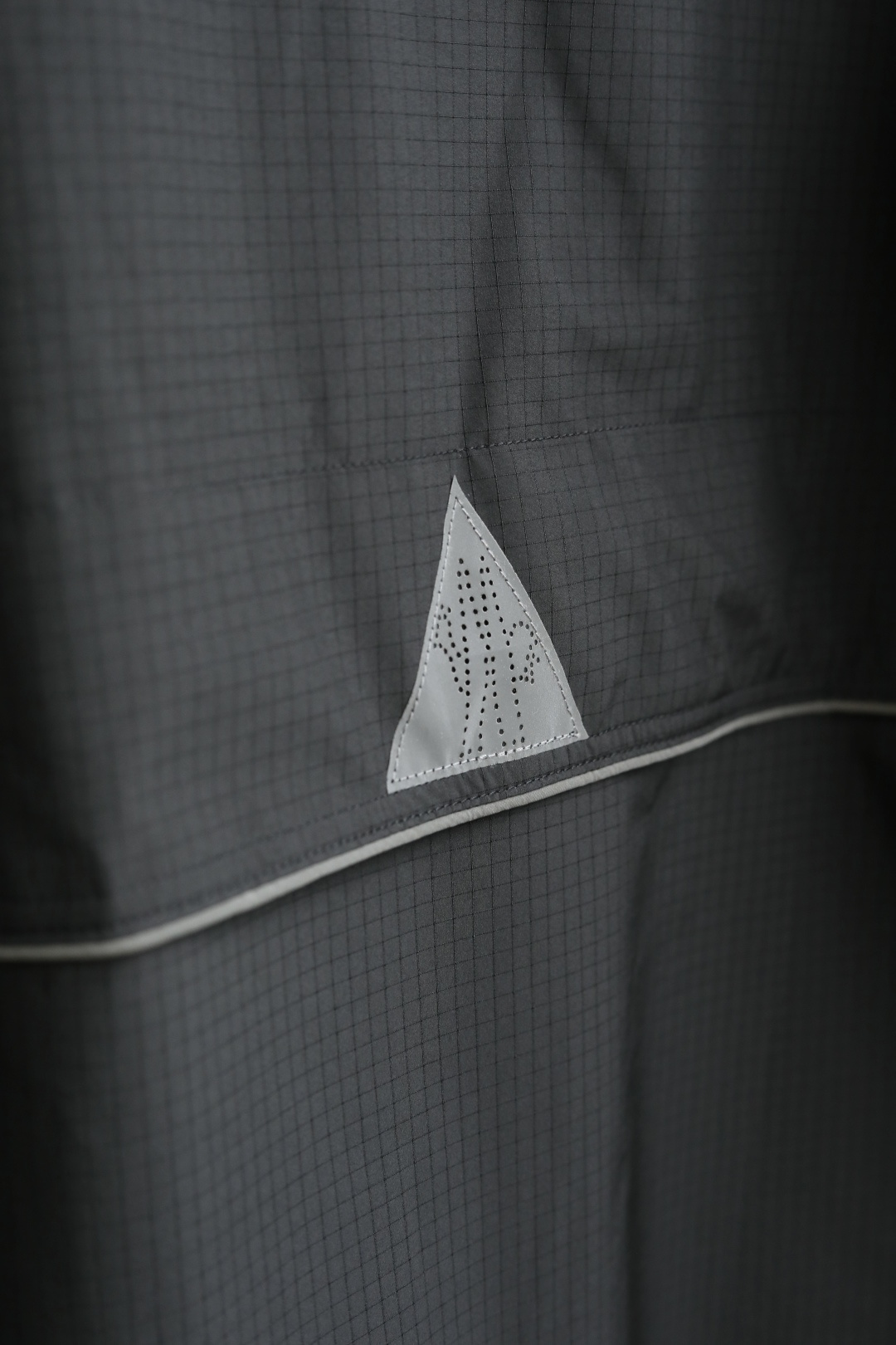 Mo*ncler 蒙口 25年秋季新款夹克定制面料采用格纹面布，整体视觉效果非常突出，穿着柔软舒适颜色：