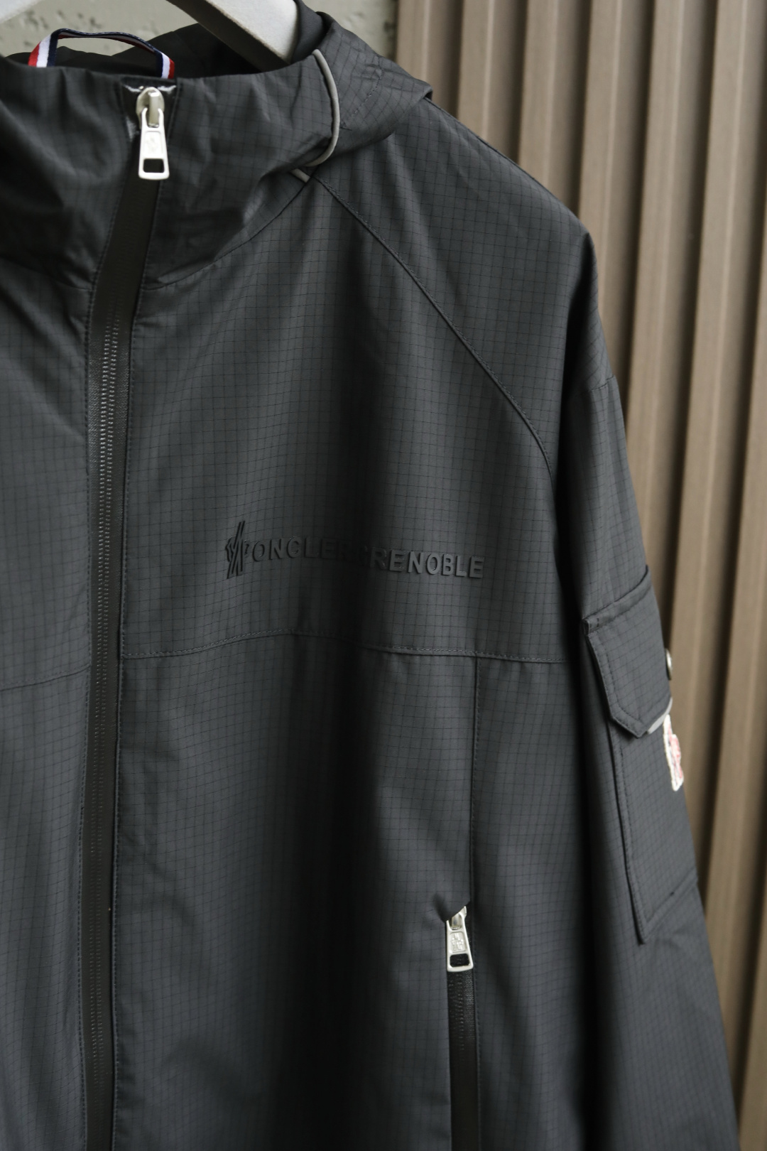 Mo*ncler 蒙口 25年秋季新款夹克定制面料采用格纹面布，整体视觉效果非常突出，穿着柔软舒适颜色：