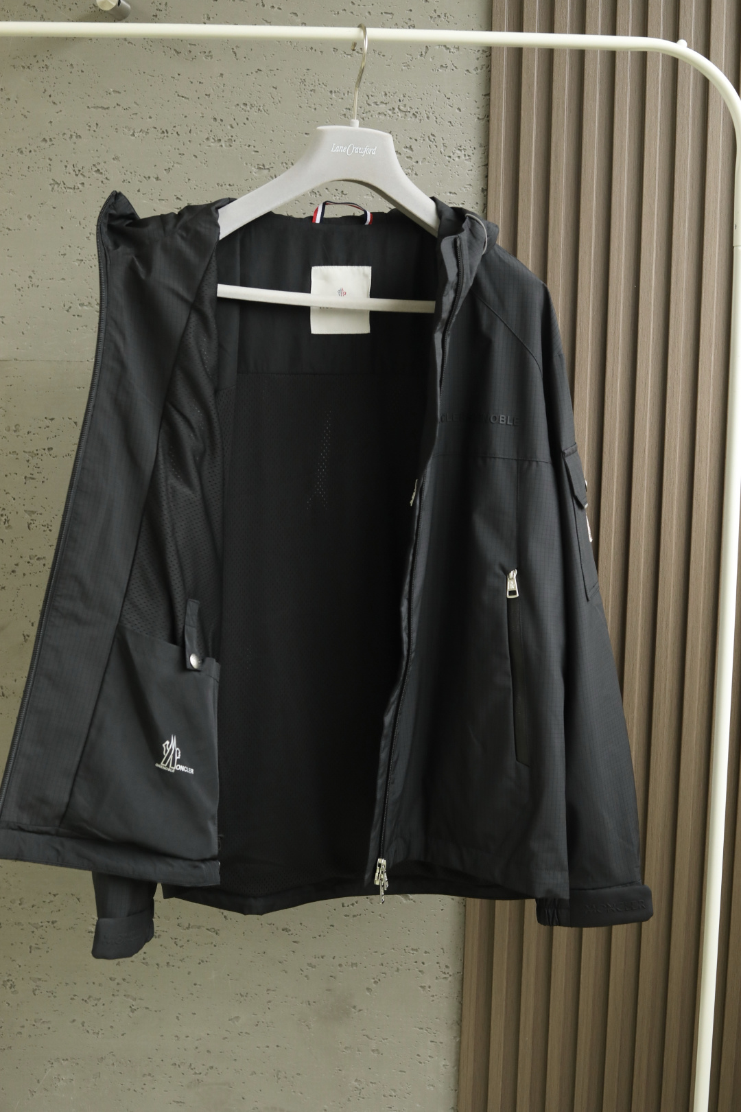Mo*ncler 蒙口 25年秋季新款夹克定制面料采用格纹面布，整体视觉效果非常突出，穿着柔软舒适颜色：