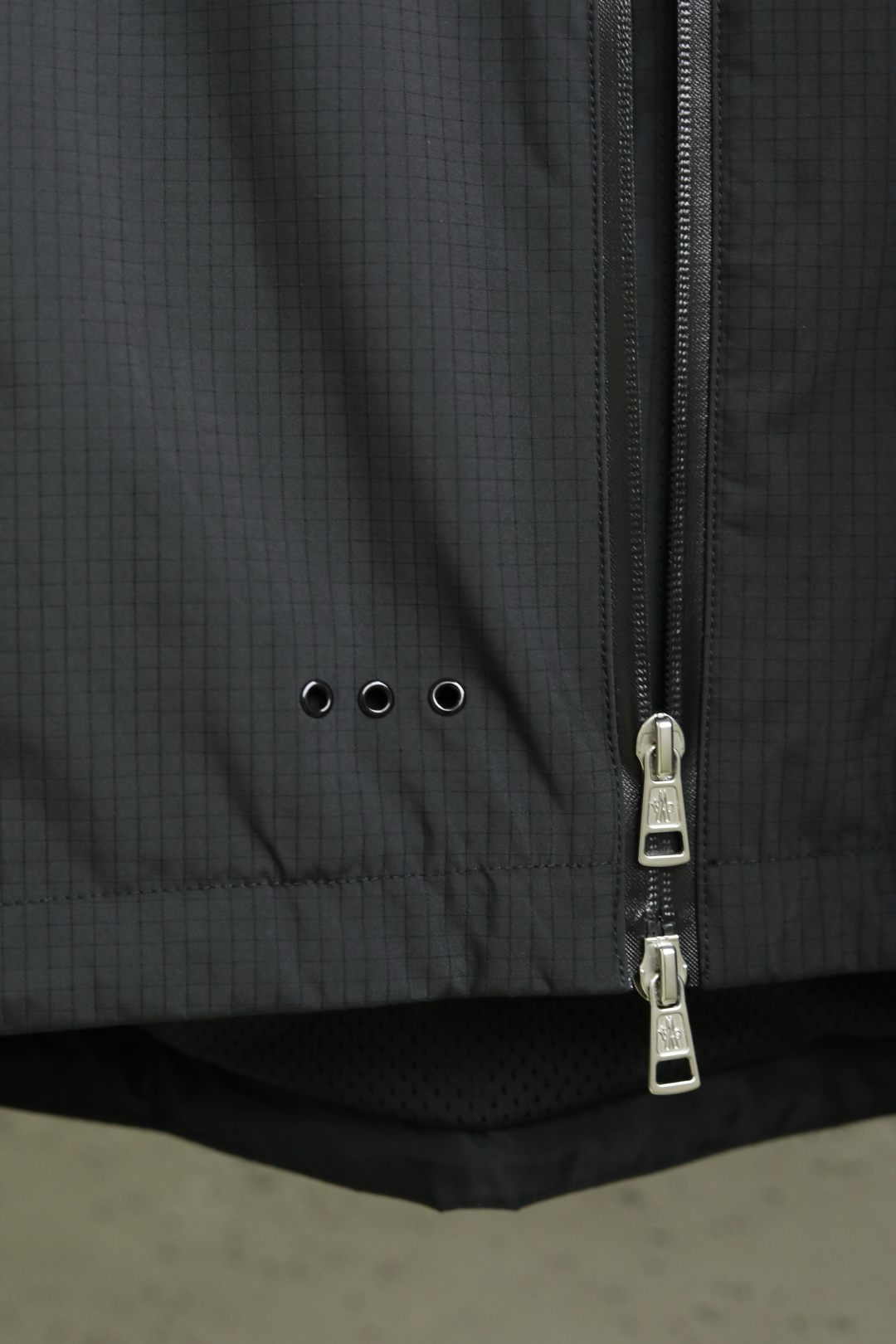 Mo*ncler 蒙口 25年秋季新款夹克定制面料采用格纹面布，整体视觉效果非常突出，穿着柔软舒适颜色：