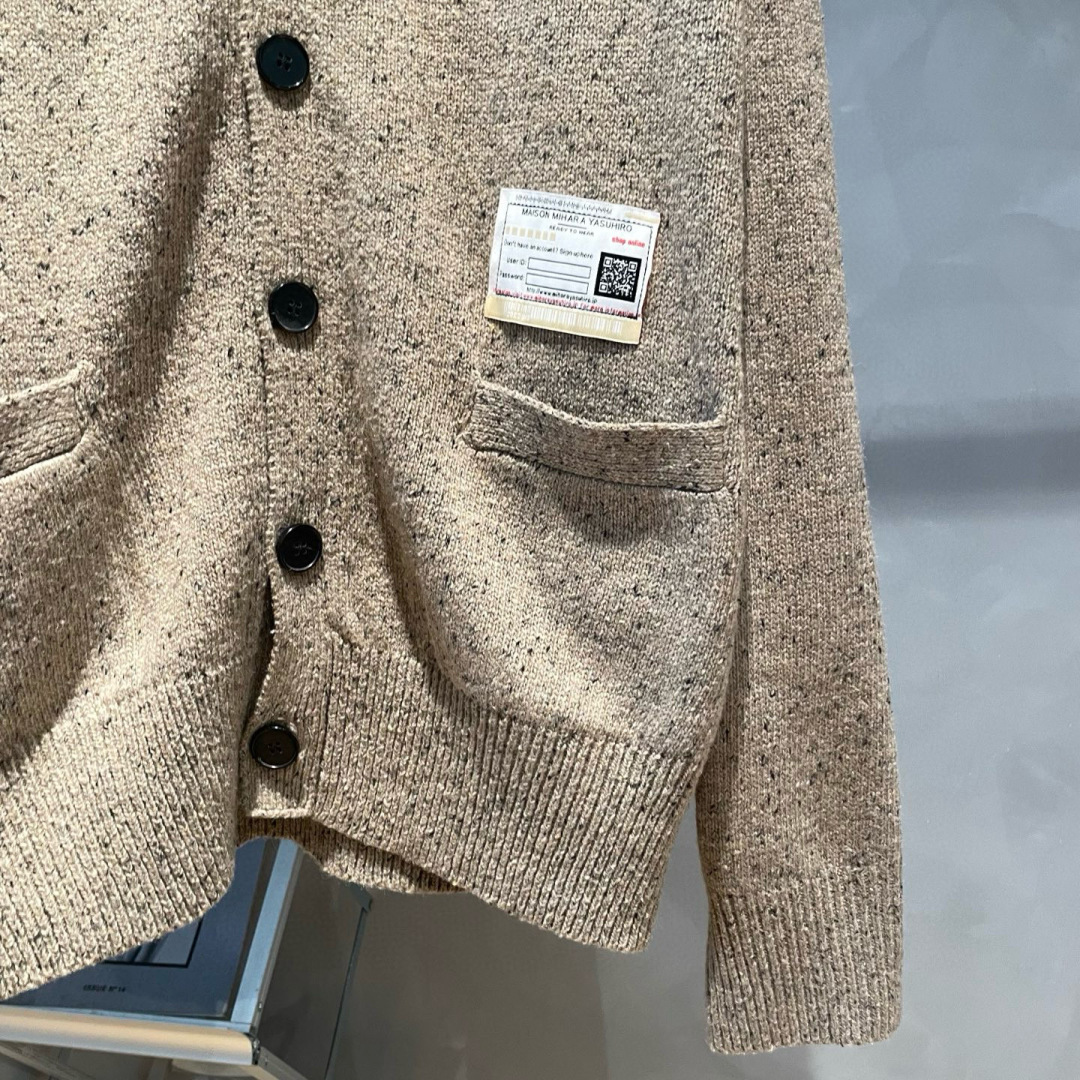 YMM🌟秋冬新款开衫羊毛衣🆕采用优质面料，超级柔软亲肤！内里走线工整细致，高端百搭款，品质可见！码数：S