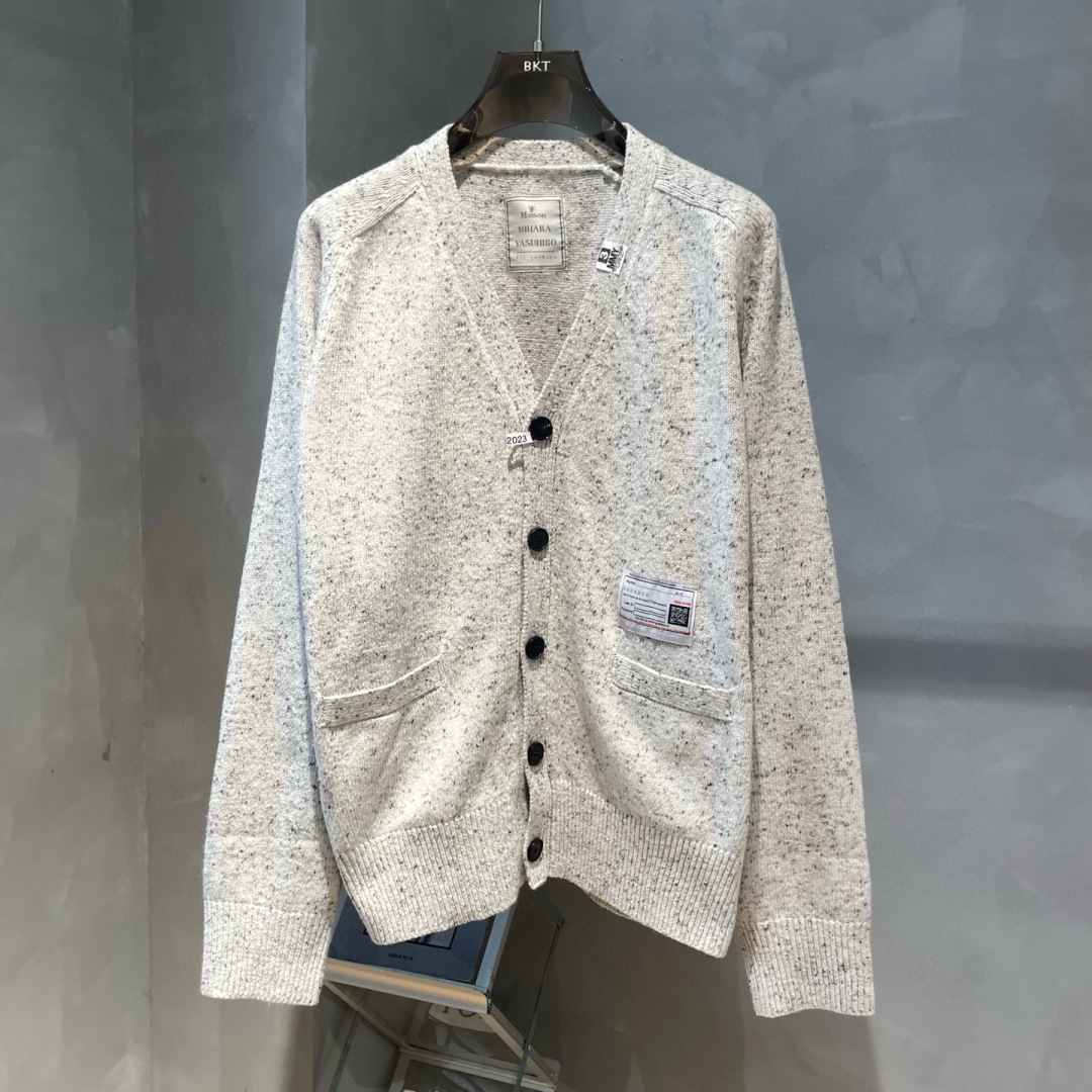 YMM🌟秋冬新款开衫羊毛衣🆕采用优质面料，超级柔软亲肤！内里走线工整细致，高端百搭款，品质可见！码数：S