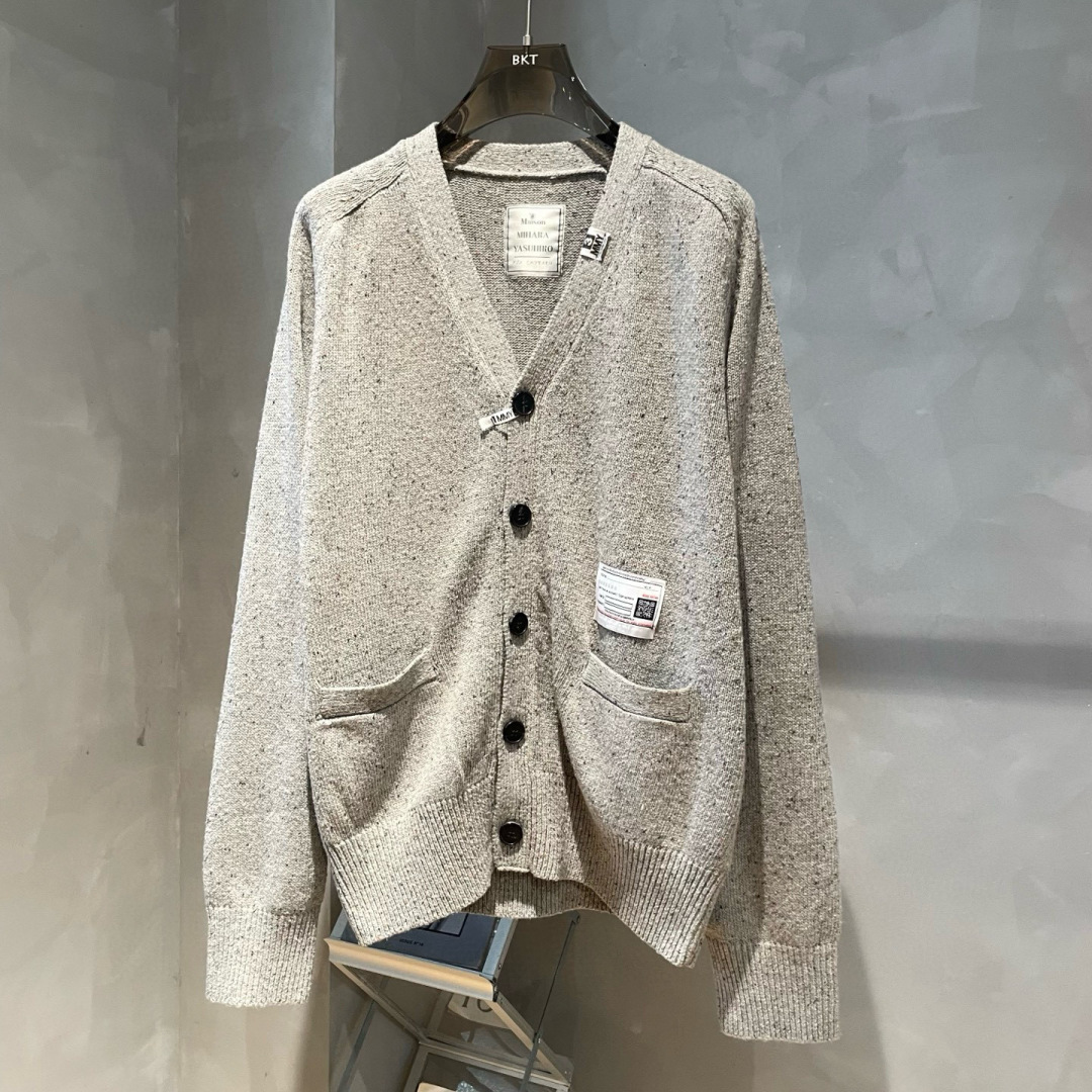 YMM🌟秋冬新款开衫羊毛衣🆕采用优质面料，超级柔软亲肤！内里走线工整细致，高端百搭款，品质可见！码数：S