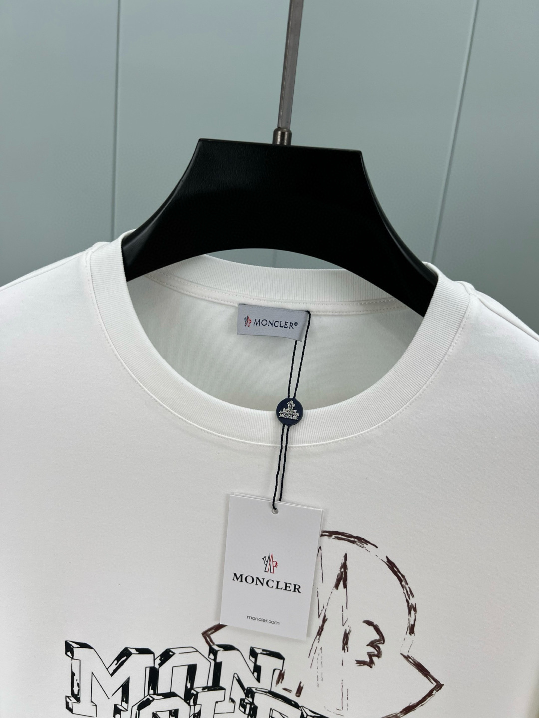 Moncler.蒙口 25秋冬新品涂鸦字母印花标识长袖T恤衫，正面饰绘制品牌标识涂鸦工艺logom设计，