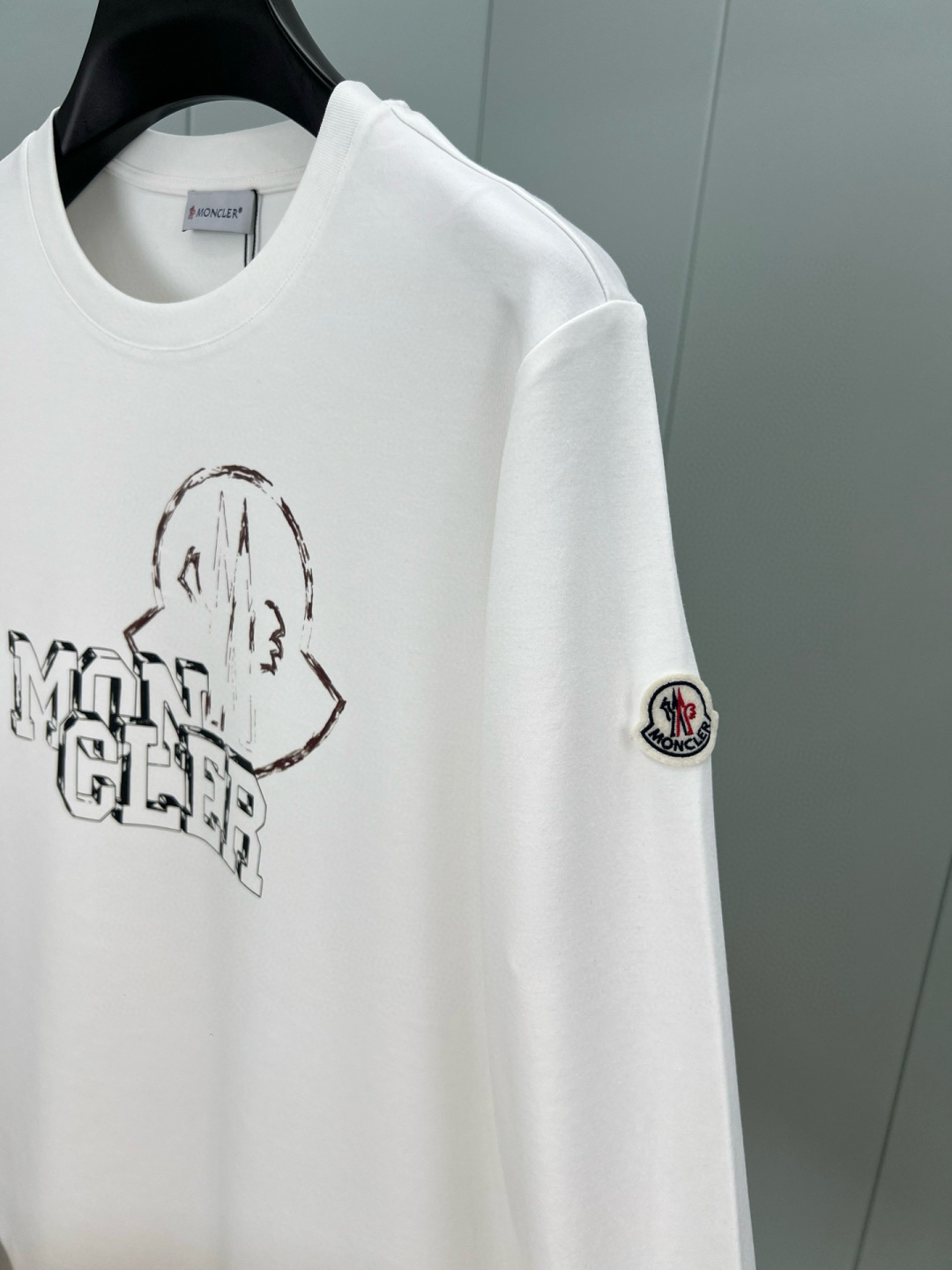 Moncler.蒙口 25秋冬新品涂鸦字母印花标识长袖T恤衫，正面饰绘制品牌标识涂鸦工艺logom设计，