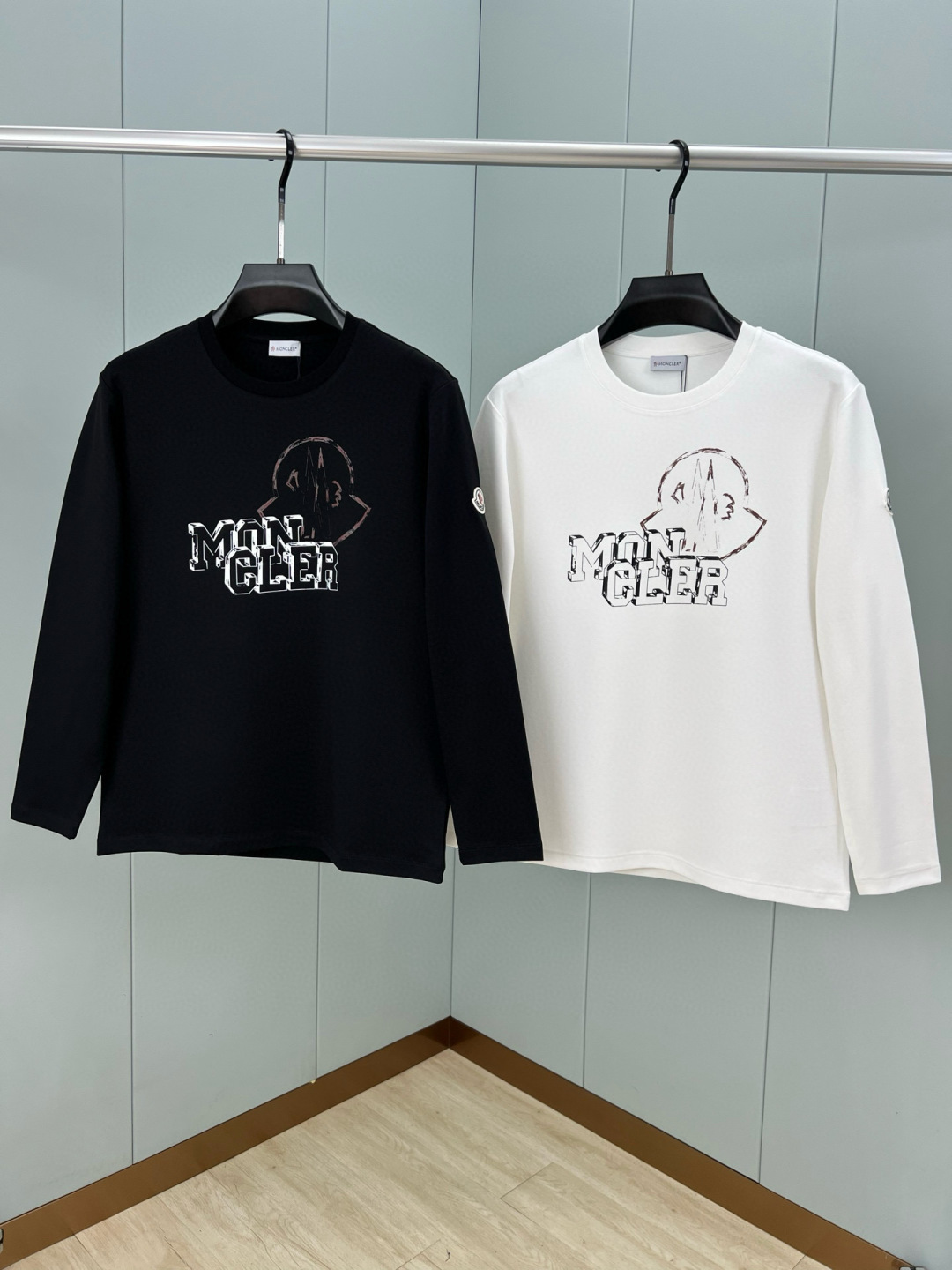 Moncler.蒙口 25秋冬新品涂鸦字母印花标识长袖T恤衫，正面饰绘制品牌标识涂鸦工艺logom设计，