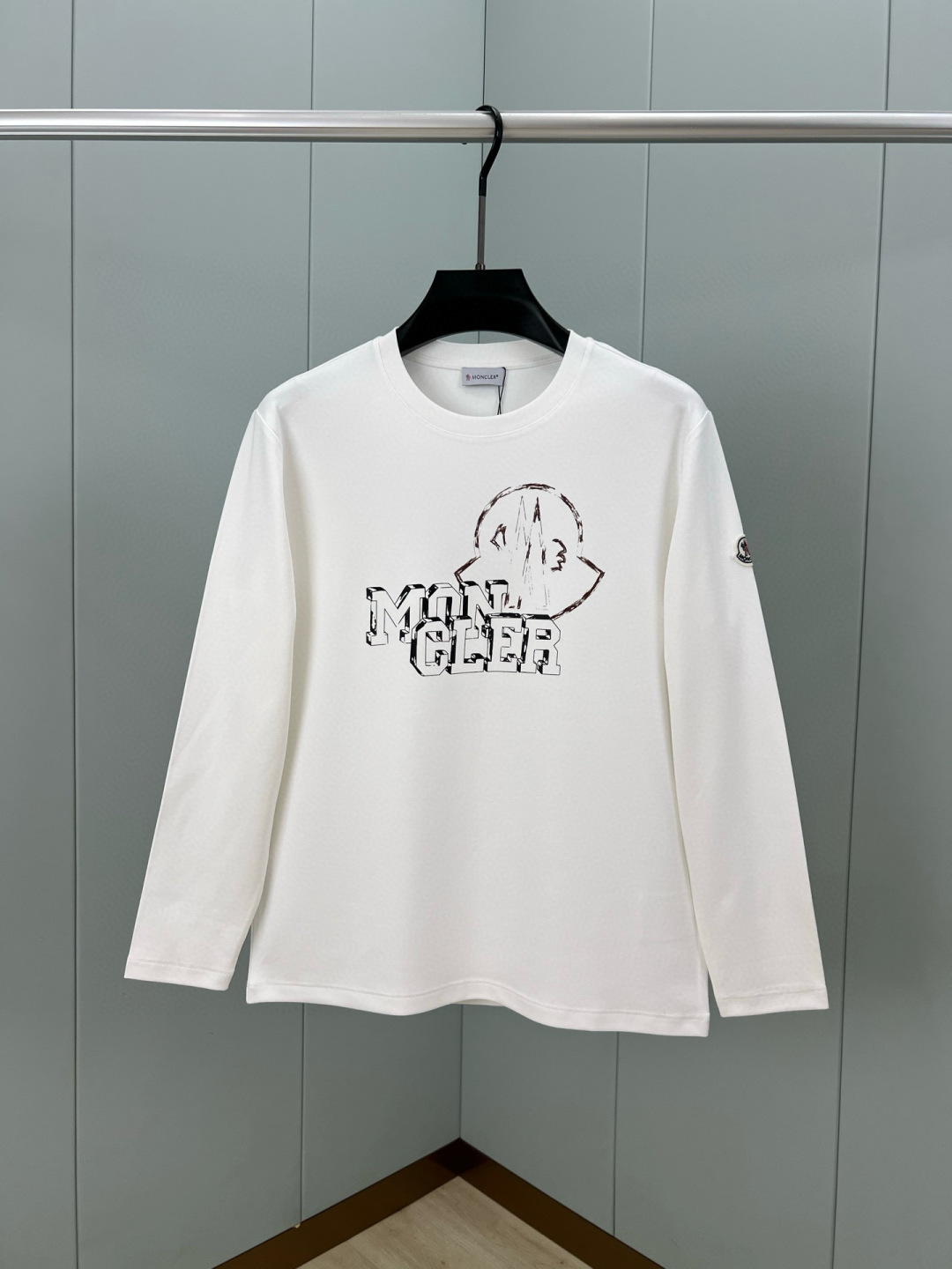 Moncler.蒙口 25秋冬新品涂鸦字母印花标识长袖T恤衫，正面饰绘制品牌标识涂鸦工艺logom设计，