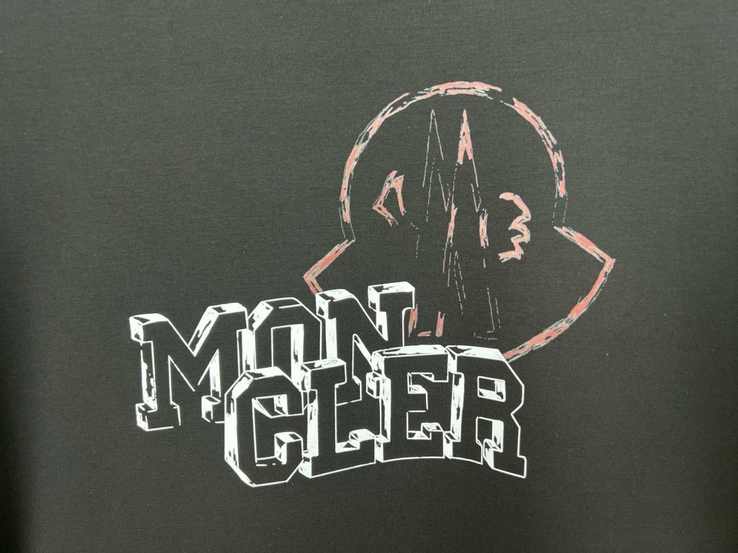 Moncler.蒙口 25秋冬新品涂鸦字母印花标识长袖T恤衫，正面饰绘制品牌标识涂鸦工艺logom设计，