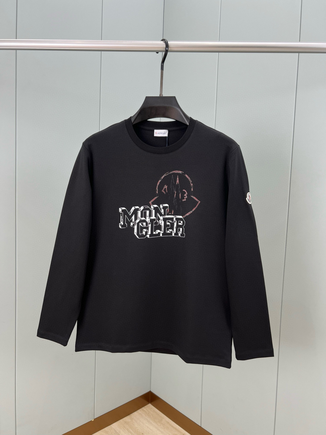 Moncler.蒙口 25秋冬新品涂鸦字母印花标识长袖T恤衫，正面饰绘制品牌标识涂鸦工艺logom设计，