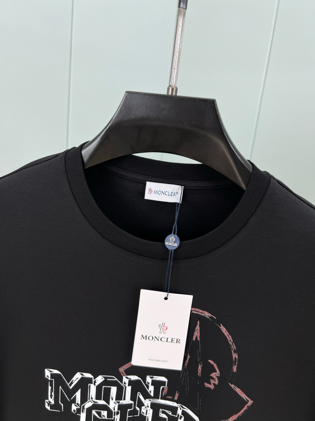 Moncler.蒙口 25秋冬新品涂鸦字母印花标识长袖T恤衫，正面饰绘制品牌标识涂鸦工艺logom设计，