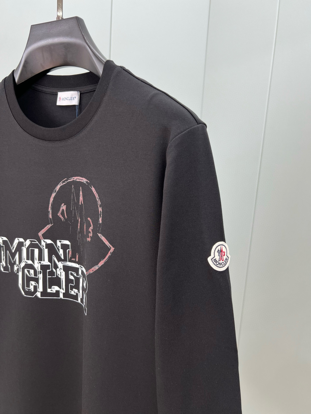 Moncler.蒙口 25秋冬新品涂鸦字母印花标识长袖T恤衫，正面饰绘制品牌标识涂鸦工艺logom设计，