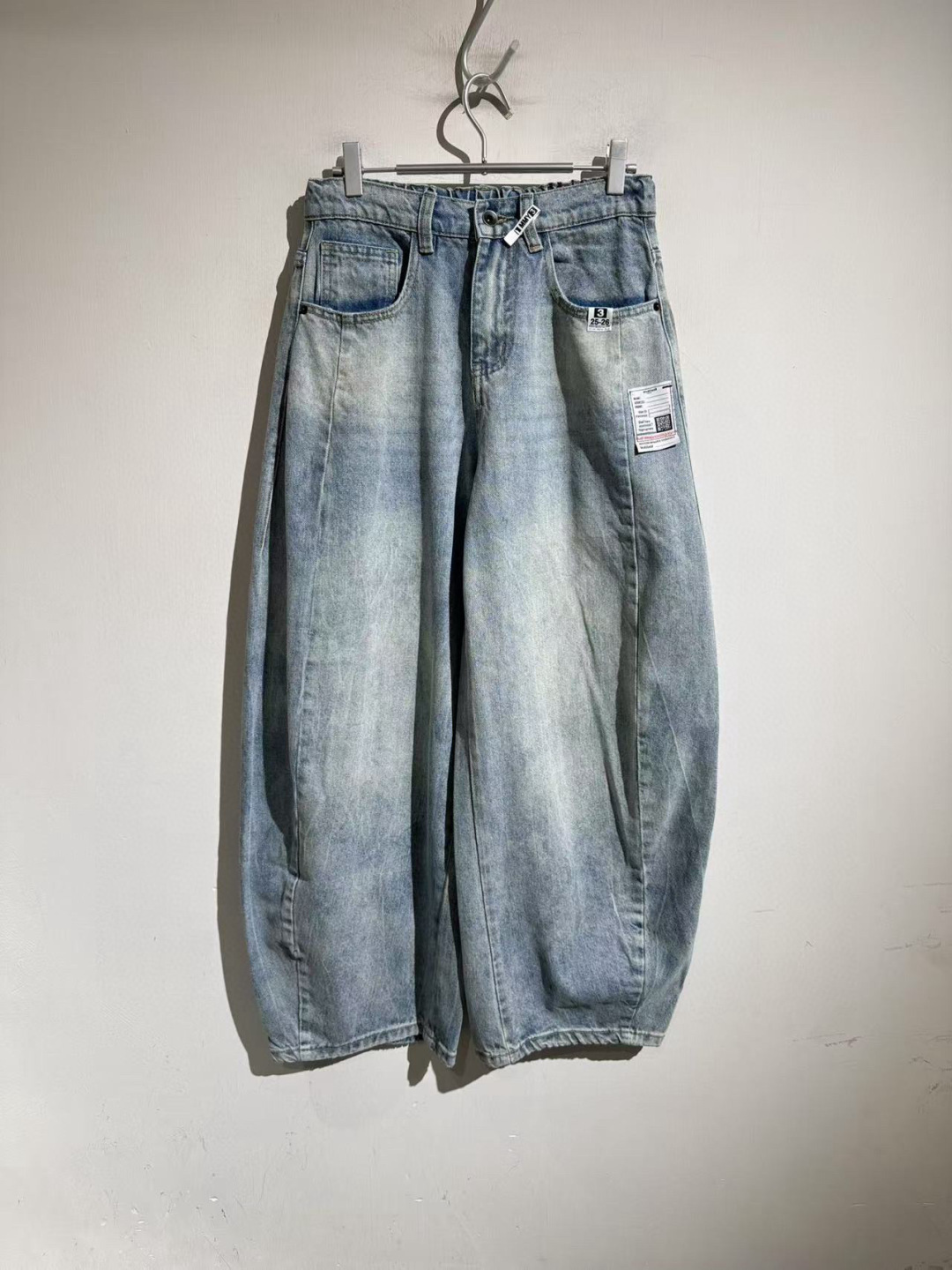 超帅双侧弧度设计牛仔，25款秋冬超好看的极简弹力腰头直筒牛仔裤，mmy三原康裕采用优质牛仔面料打造，别具