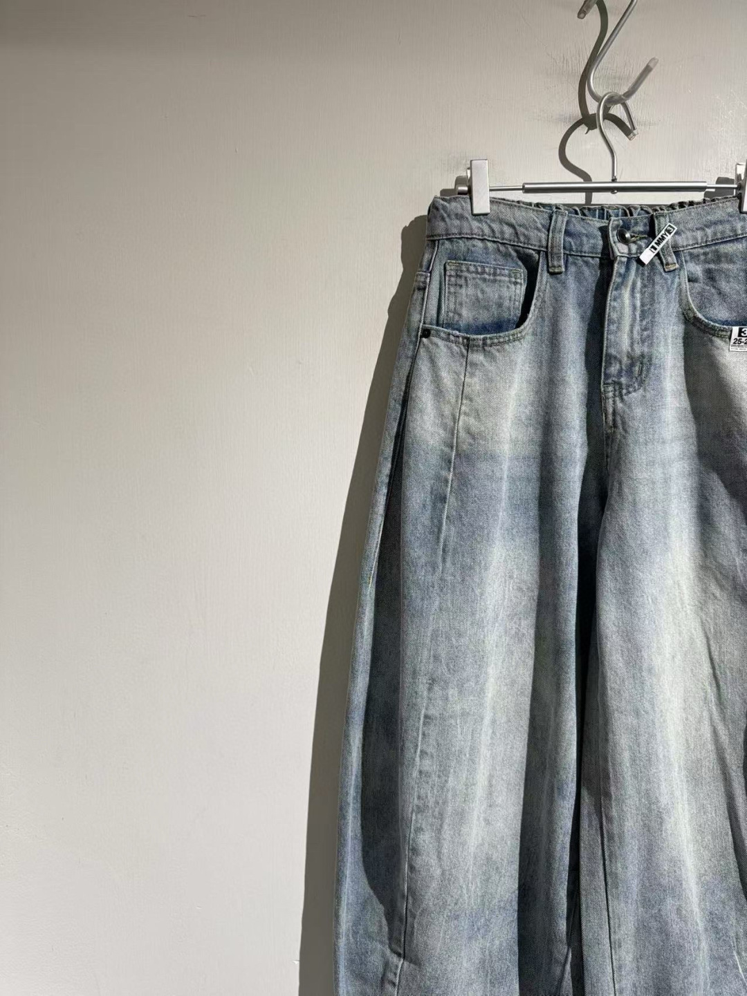 超帅双侧弧度设计牛仔，25款秋冬超好看的极简弹力腰头直筒牛仔裤，mmy三原康裕采用优质牛仔面料打造，别具