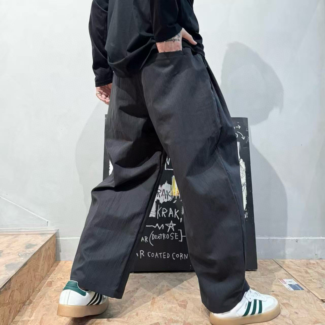 客供运动型皱纹面料，alo早秋新款休闲裤。弯刀设计细节。细节非常具有质感，松紧腰带设计，定制灰蓝色和灰白