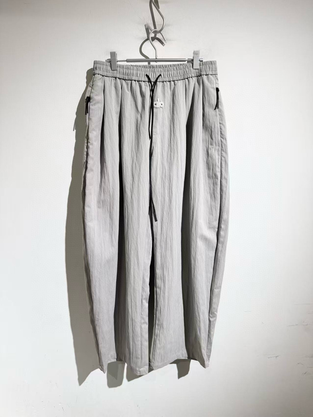 客供运动型皱纹面料，alo早秋新款休闲裤。弯刀设计细节。细节非常具有质感，松紧腰带设计，定制灰蓝色和灰白
