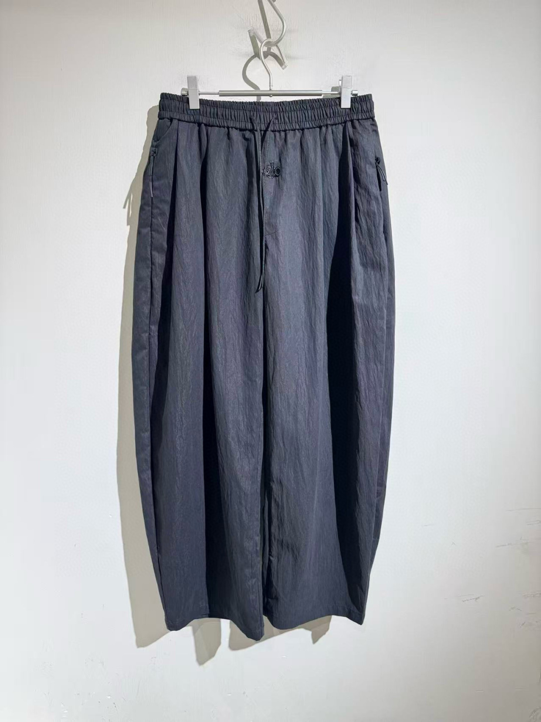 客供运动型皱纹面料，alo早秋新款休闲裤。弯刀设计细节。细节非常具有质感，松紧腰带设计，定制灰蓝色和灰白