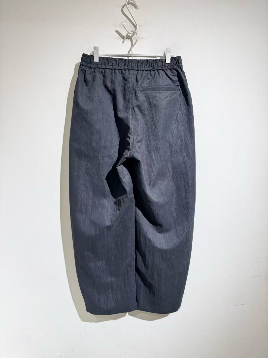 客供运动型皱纹面料，alo早秋新款休闲裤。弯刀设计细节。细节非常具有质感，松紧腰带设计，定制灰蓝色和灰白