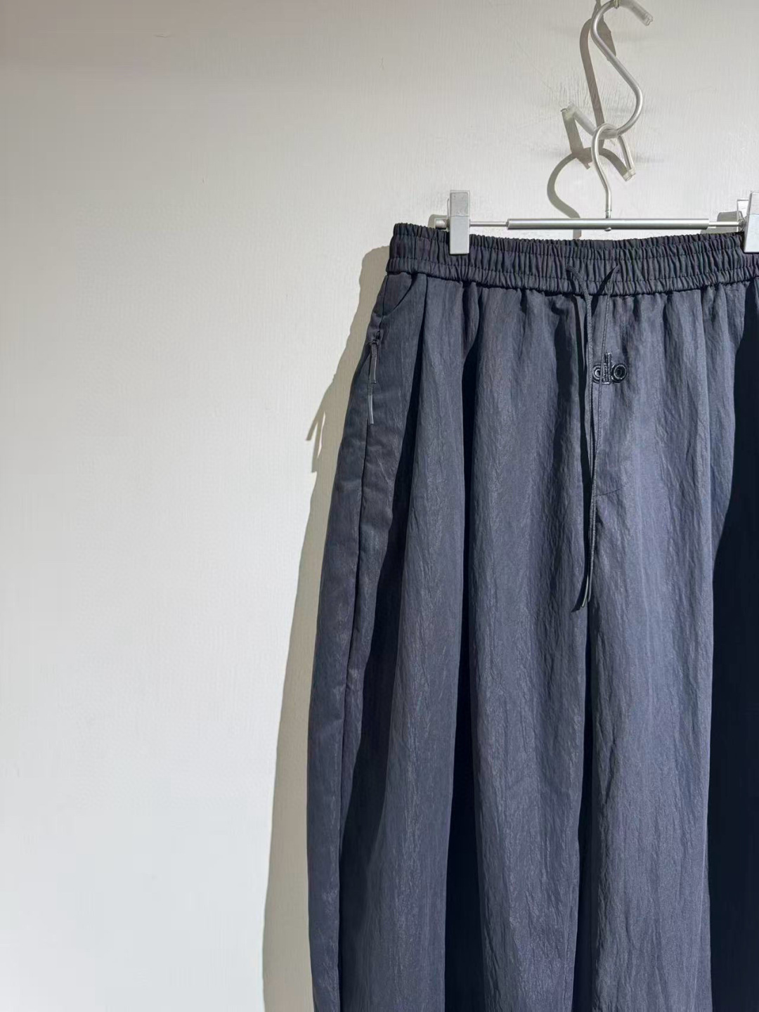 客供运动型皱纹面料，alo早秋新款休闲裤。弯刀设计细节。细节非常具有质感，松紧腰带设计，定制灰蓝色和灰白