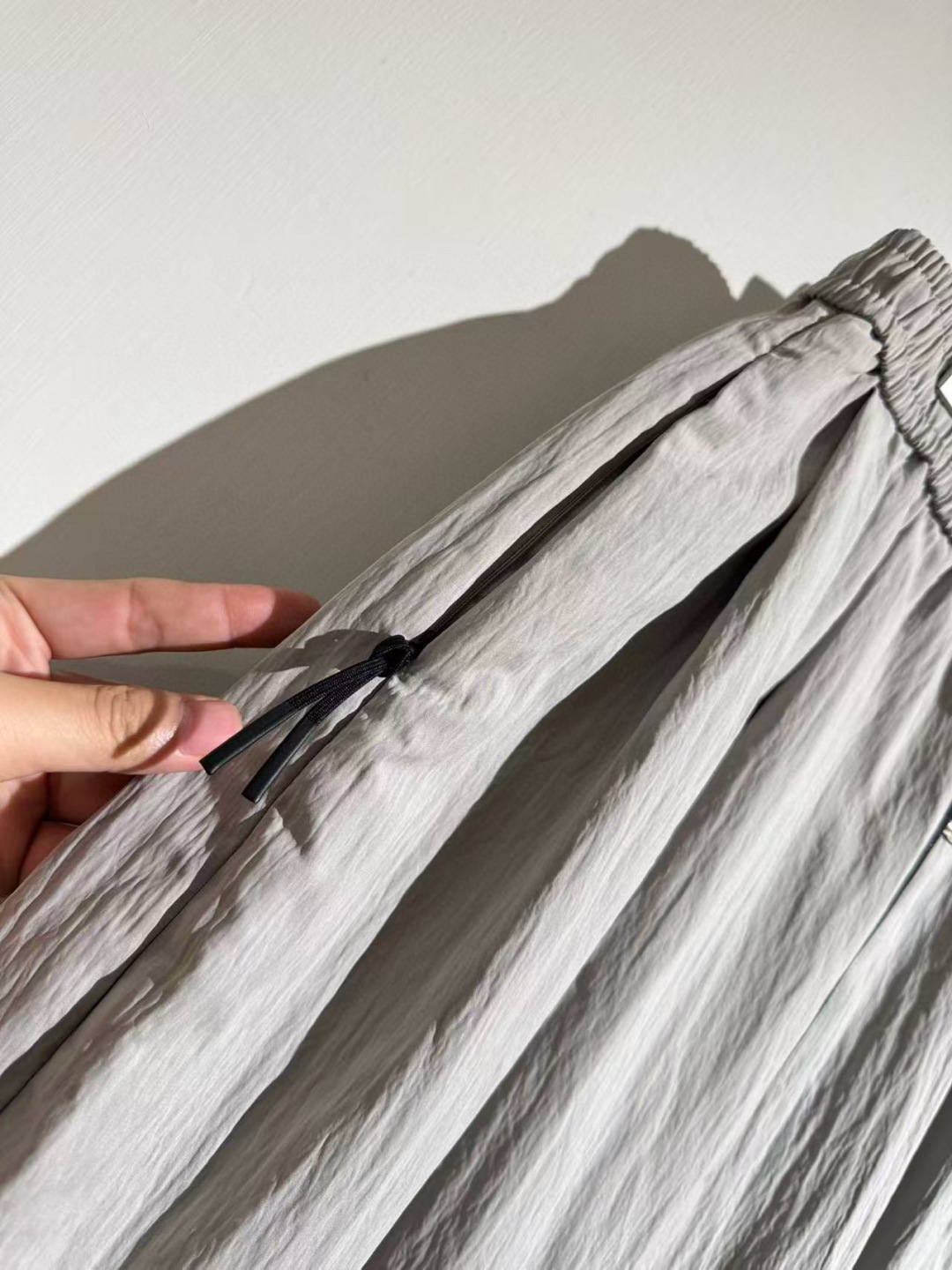 客供运动型皱纹面料，alo早秋新款休闲裤。弯刀设计细节。细节非常具有质感，松紧腰带设计，定制灰蓝色和灰白