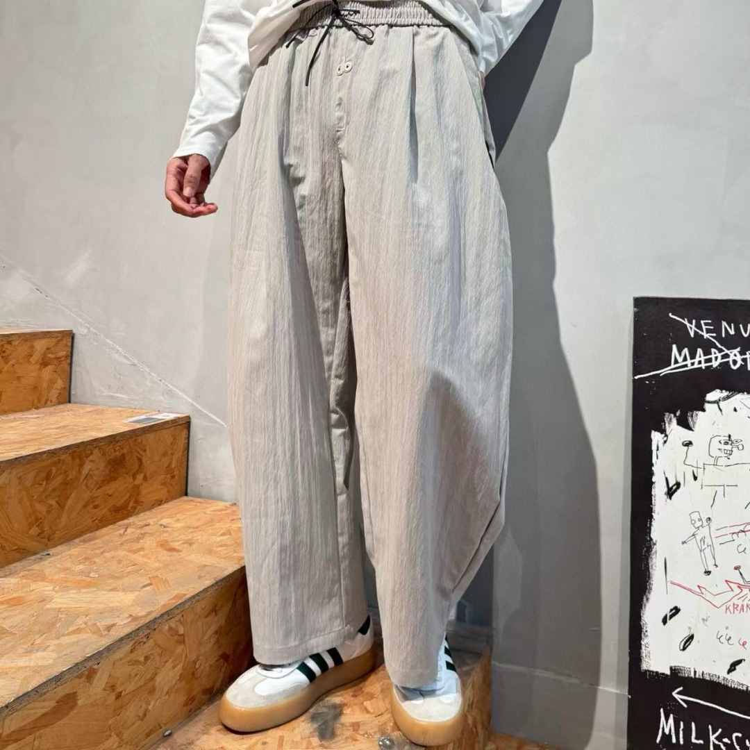 客供运动型皱纹面料，alo早秋新款休闲裤。弯刀设计细节。细节非常具有质感，松紧腰带设计，定制灰蓝色和灰白