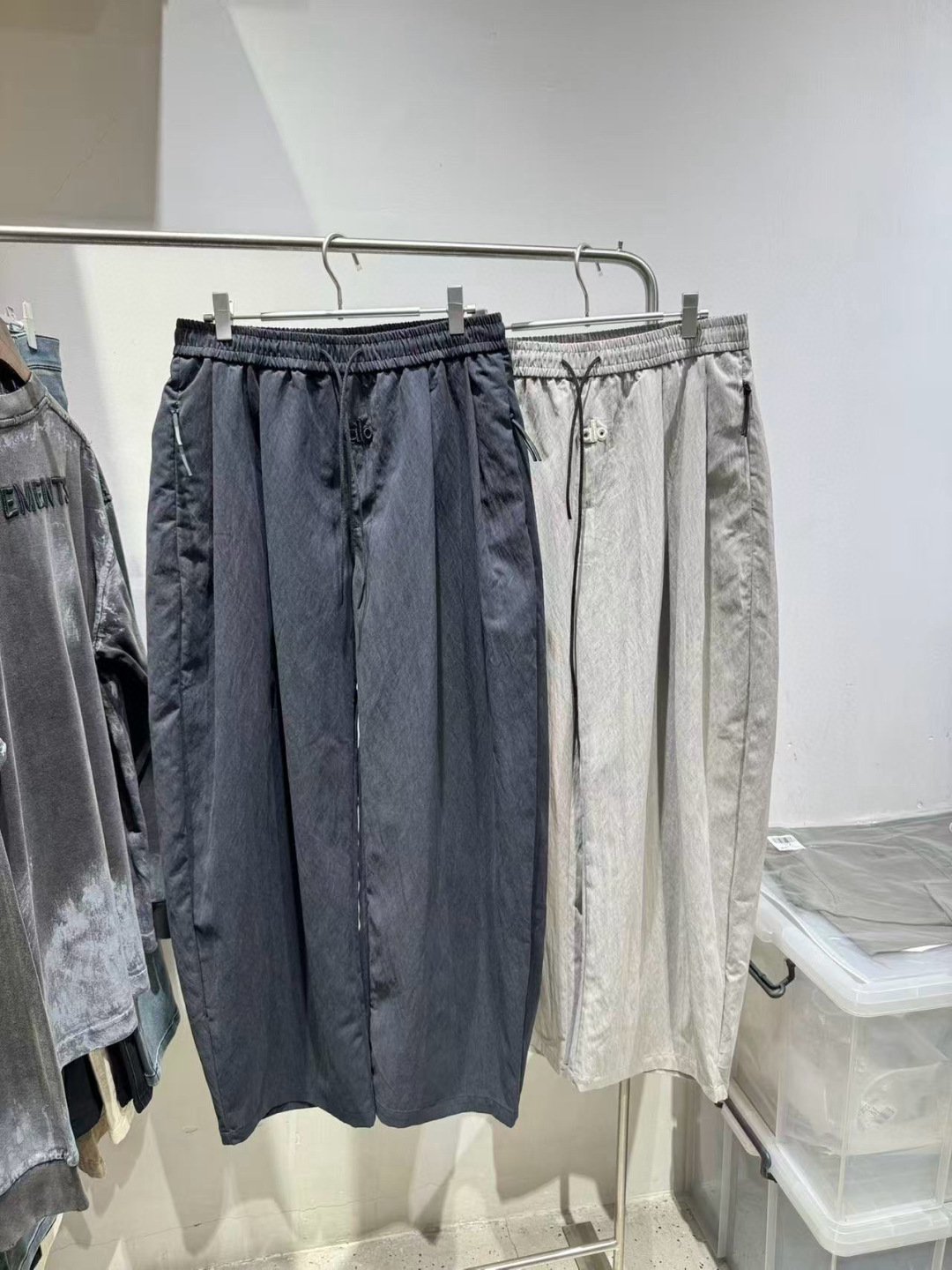 客供运动型皱纹面料，alo早秋新款休闲裤。弯刀设计细节。细节非常具有质感，松紧腰带设计，定制灰蓝色和灰白