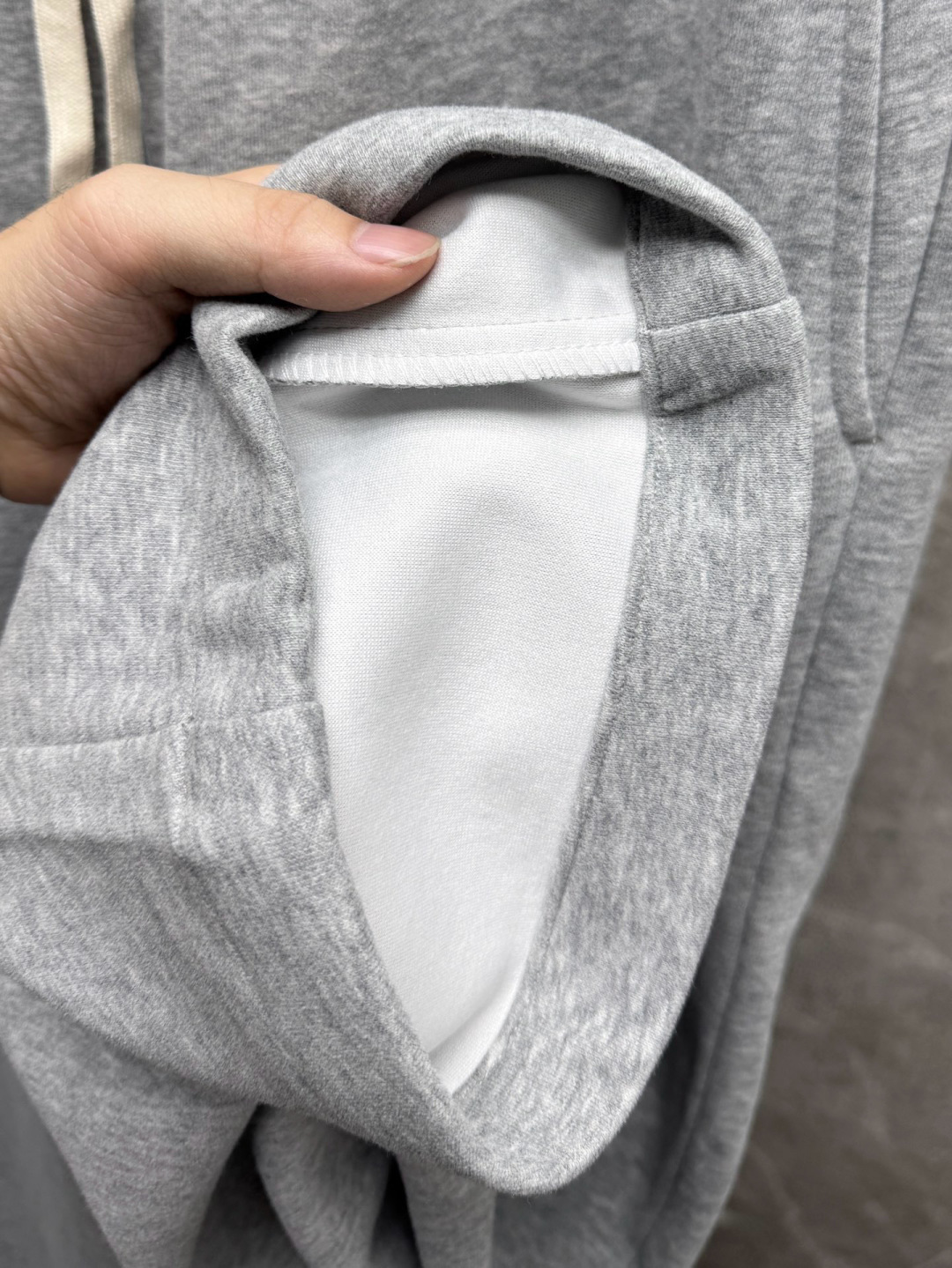 马吉拉🔥新款长裤，香港洋行渠道货，高级优质针织320克面料，细腻柔软程度非同一般。标识增添看点，处处彰显