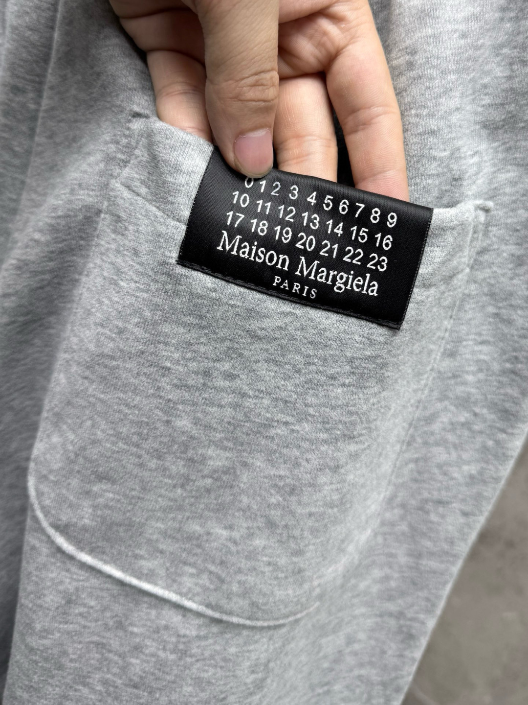 马吉拉🔥新款长裤，香港洋行渠道货，高级优质针织320克面料，细腻柔软程度非同一般。标识增添看点，处处彰显