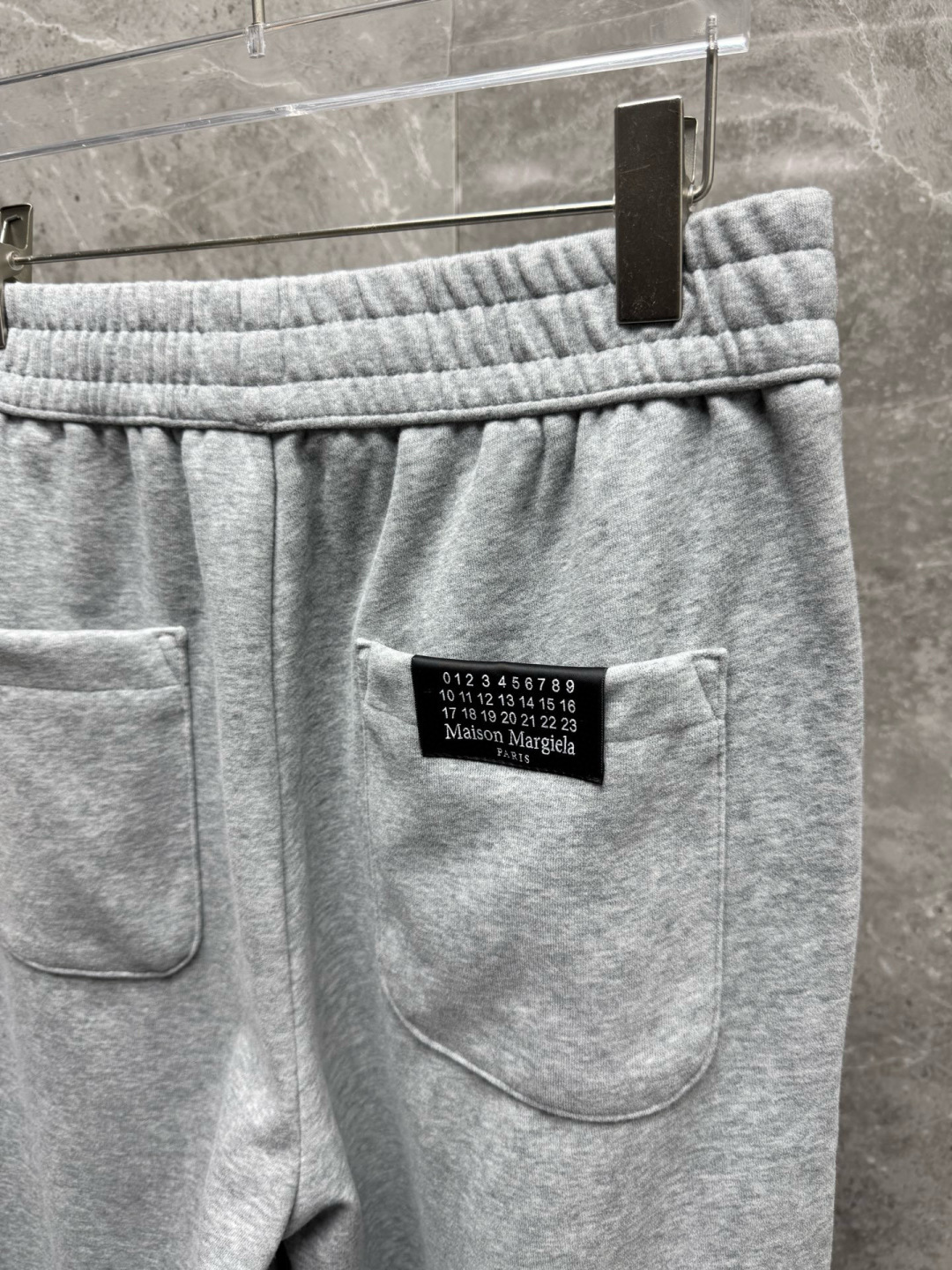 马吉拉🔥新款长裤，香港洋行渠道货，高级优质针织320克面料，细腻柔软程度非同一般。标识增添看点，处处彰显