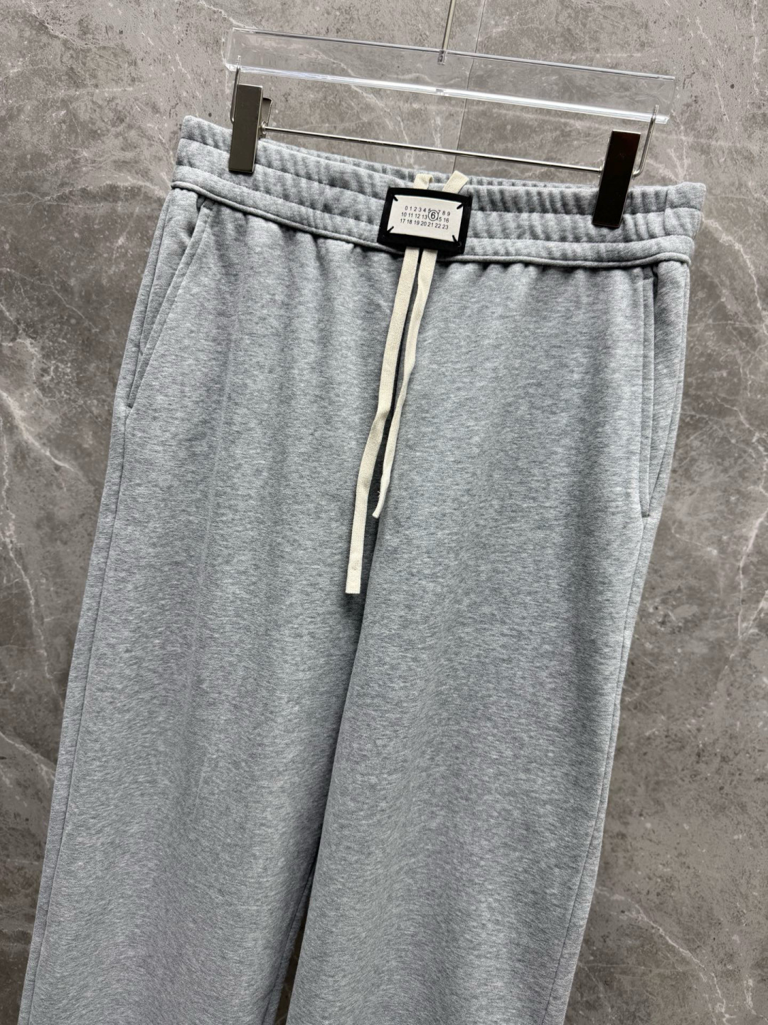 马吉拉🔥新款长裤，香港洋行渠道货，高级优质针织320克面料，细腻柔软程度非同一般。标识增添看点，处处彰显