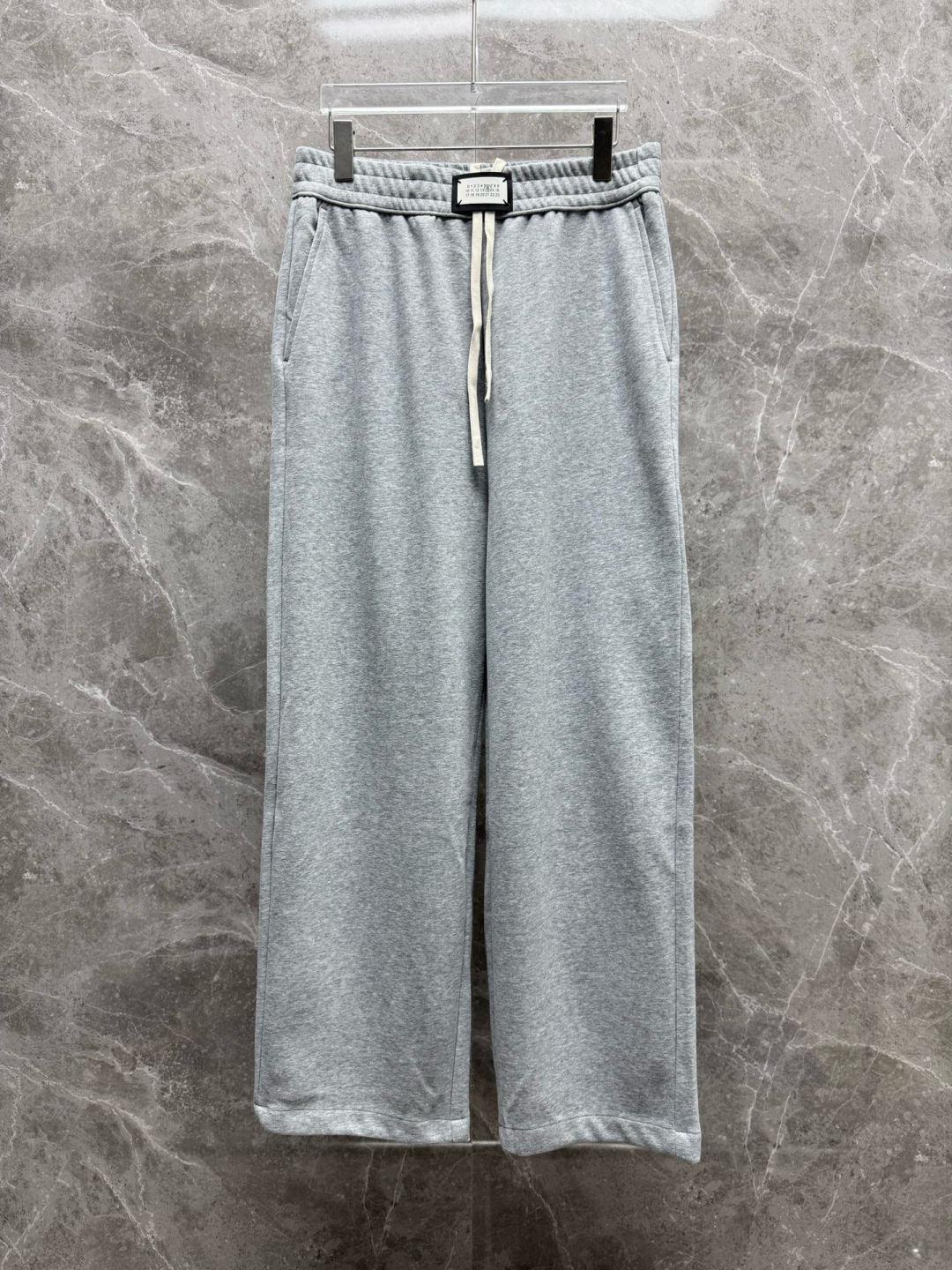 马吉拉🔥新款长裤，香港洋行渠道货，高级优质针织320克面料，细腻柔软程度非同一般。标识增添看点，处处彰显