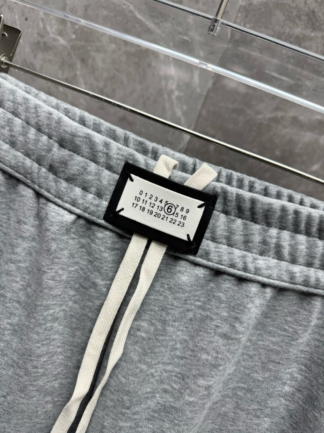 马吉拉🔥新款长裤，香港洋行渠道货，高级优质针织320克面料，细腻柔软程度非同一般。标识增添看点，处处彰显