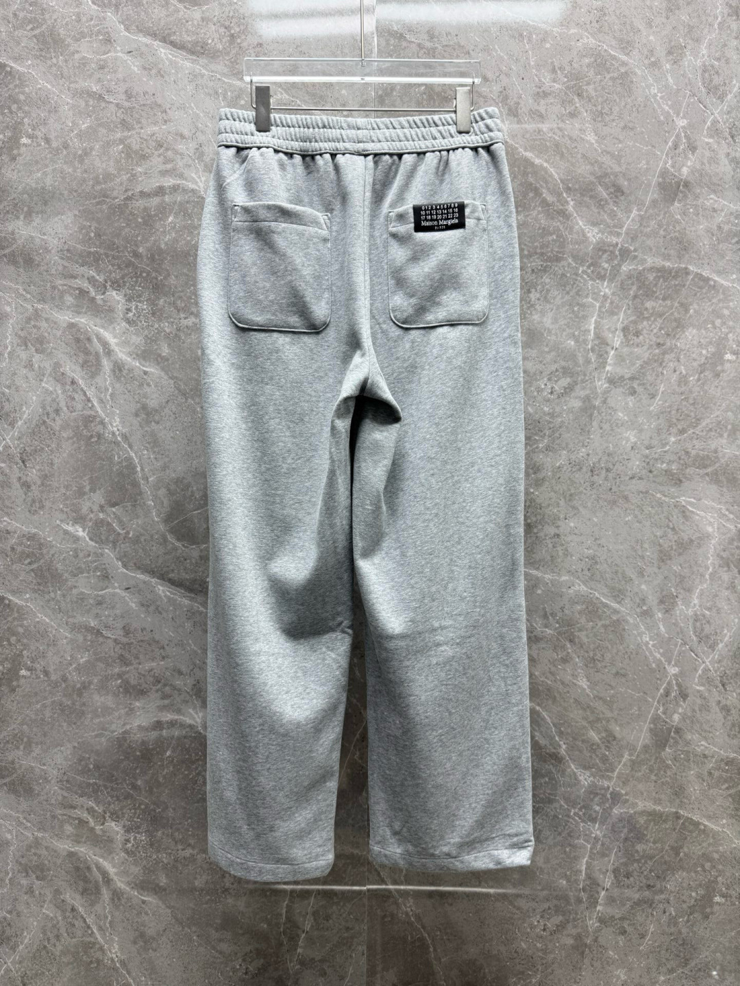 马吉拉🔥新款长裤，香港洋行渠道货，高级优质针织320克面料，细腻柔软程度非同一般。标识增添看点，处处彰显