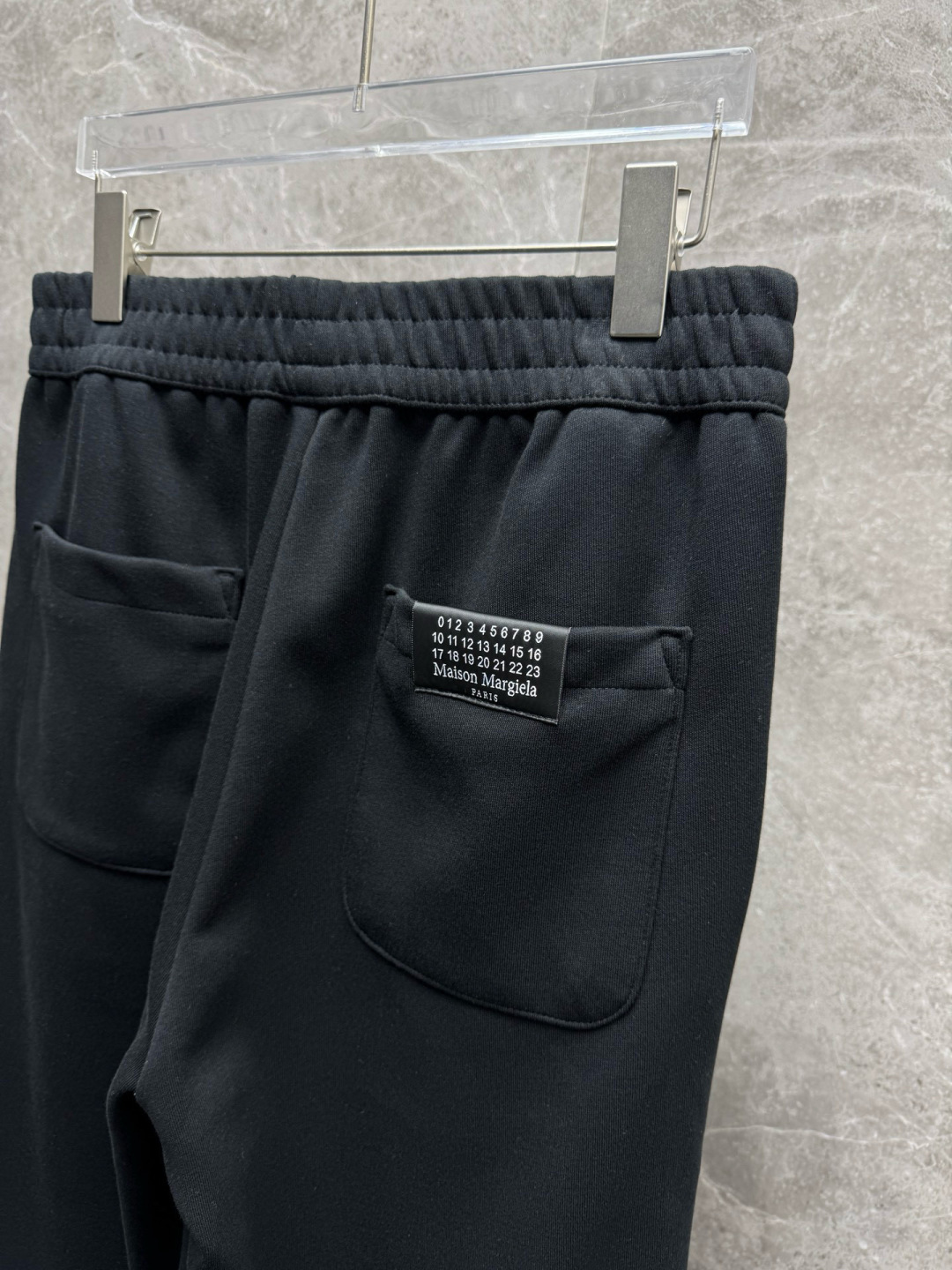 马吉拉🔥新款长裤，香港洋行渠道货，高级优质针织320克面料，细腻柔软程度非同一般。标识增添看点，处处彰显