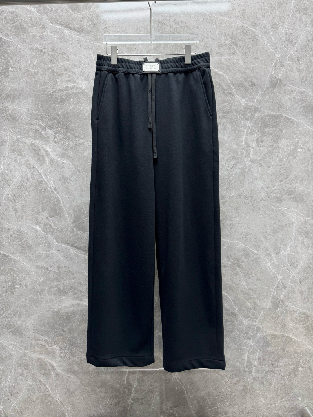 马吉拉🔥新款长裤，香港洋行渠道货，高级优质针织320克面料，细腻柔软程度非同一般。标识增添看点，处处彰显