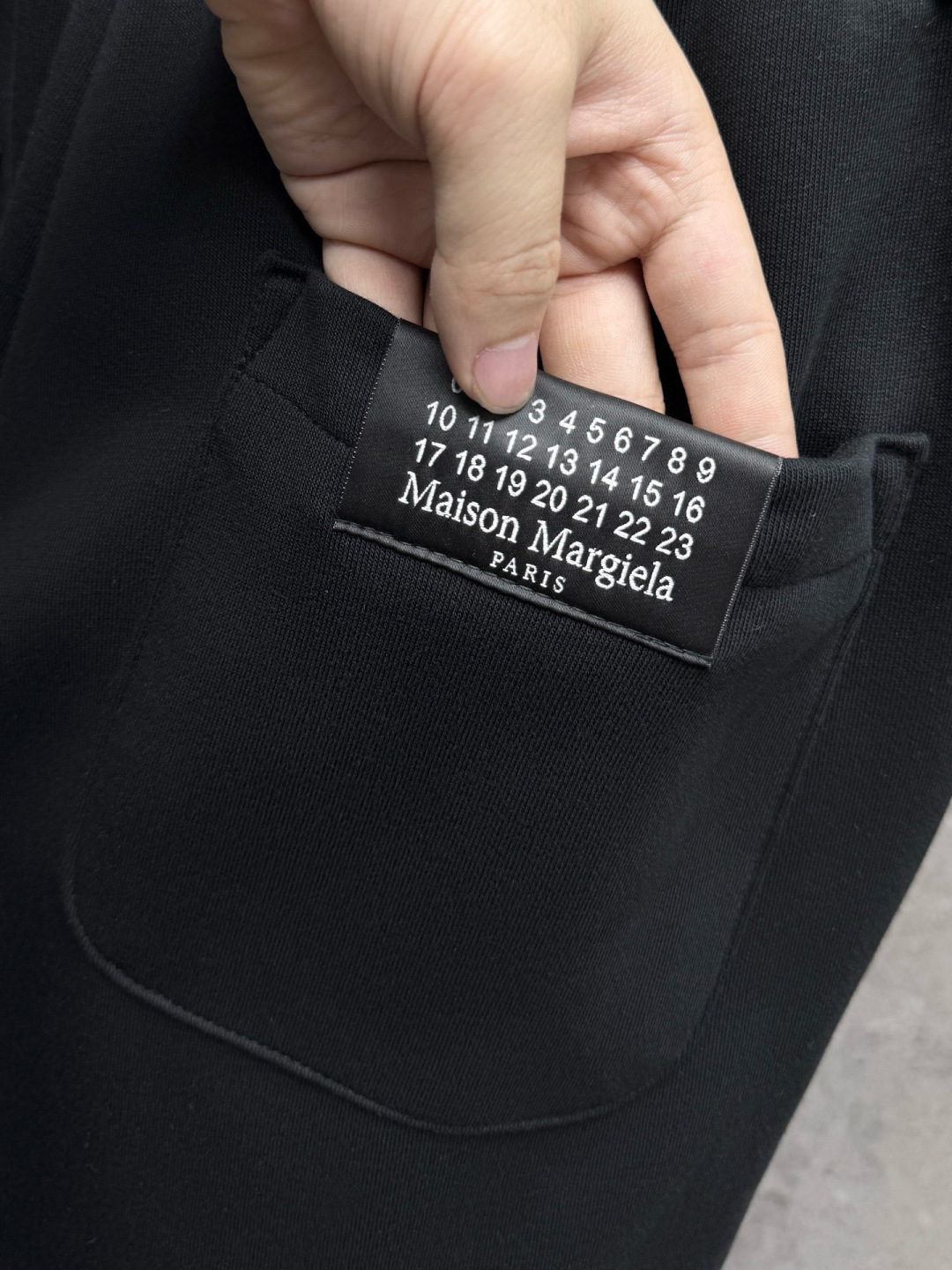 马吉拉🔥新款长裤，香港洋行渠道货，高级优质针织320克面料，细腻柔软程度非同一般。标识增添看点，处处彰显