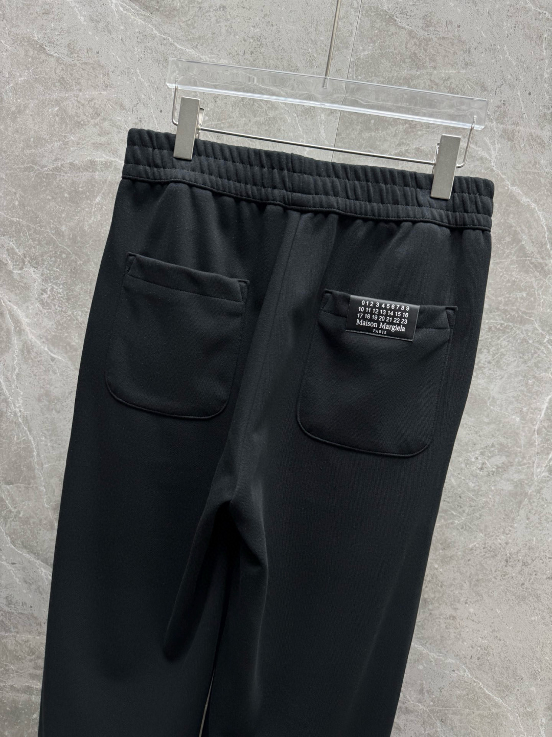 马吉拉🔥新款长裤，香港洋行渠道货，高级优质针织320克面料，细腻柔软程度非同一般。标识增添看点，处处彰显