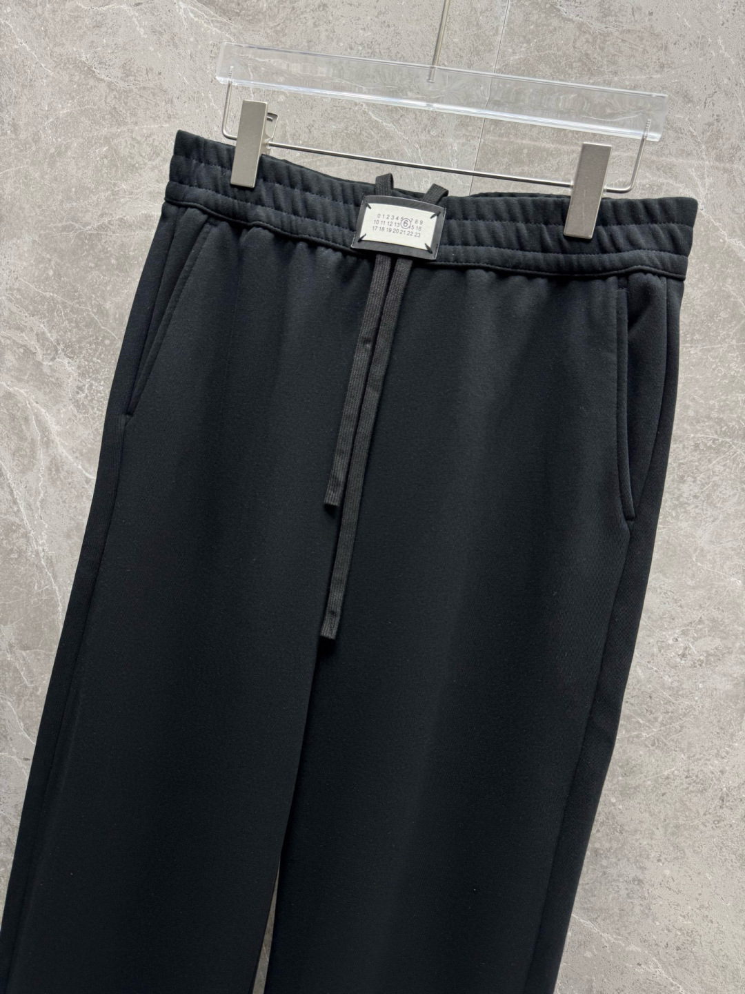 马吉拉🔥新款长裤，香港洋行渠道货，高级优质针织320克面料，细腻柔软程度非同一般。标识增添看点，处处彰显