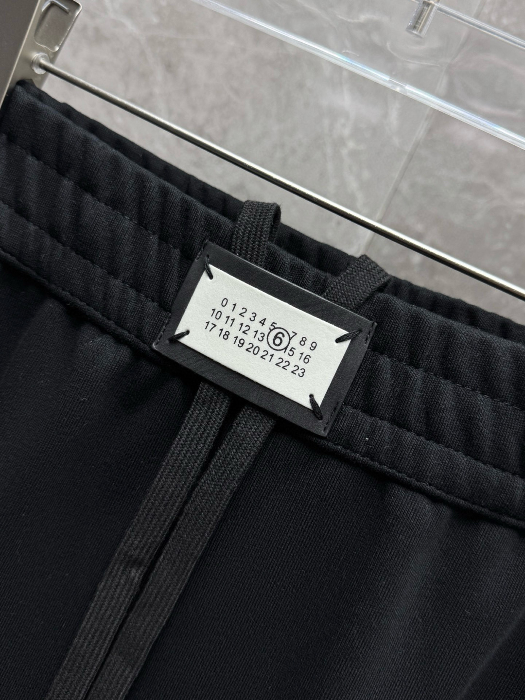 马吉拉🔥新款长裤，香港洋行渠道货，高级优质针织320克面料，细腻柔软程度非同一般。标识增添看点，处处彰显