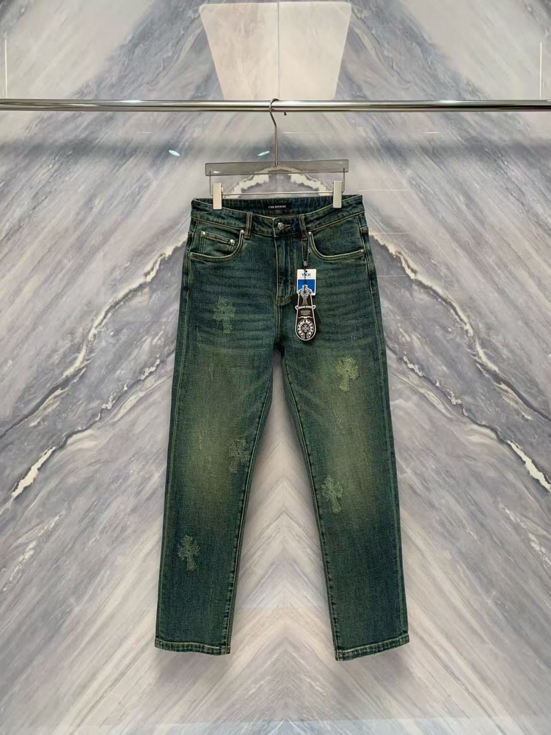 东京银座限定发售的男士早秋新品烧花直筒水洗蓝色牛仔裤，以其独特的细节处理和高级质感，彰显着不凡的品味与格