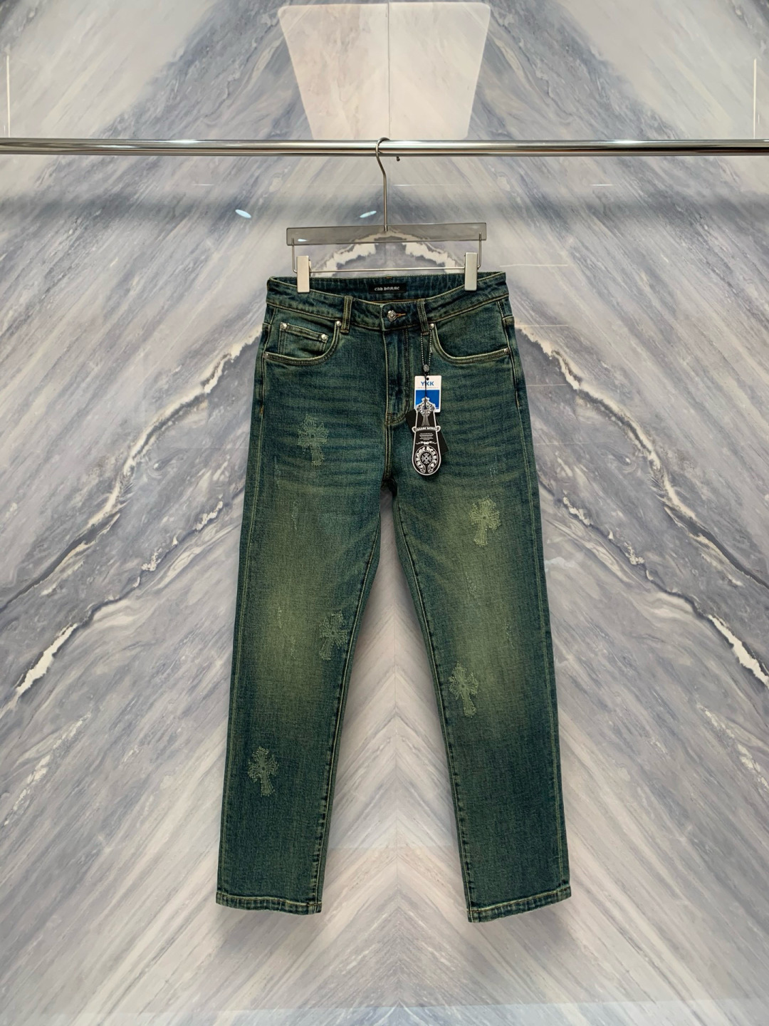 东京银座限定发售的男士早秋新品烧花直筒水洗蓝色牛仔裤，以其独特的细节处理和高级质感，彰显着不凡的品味与格