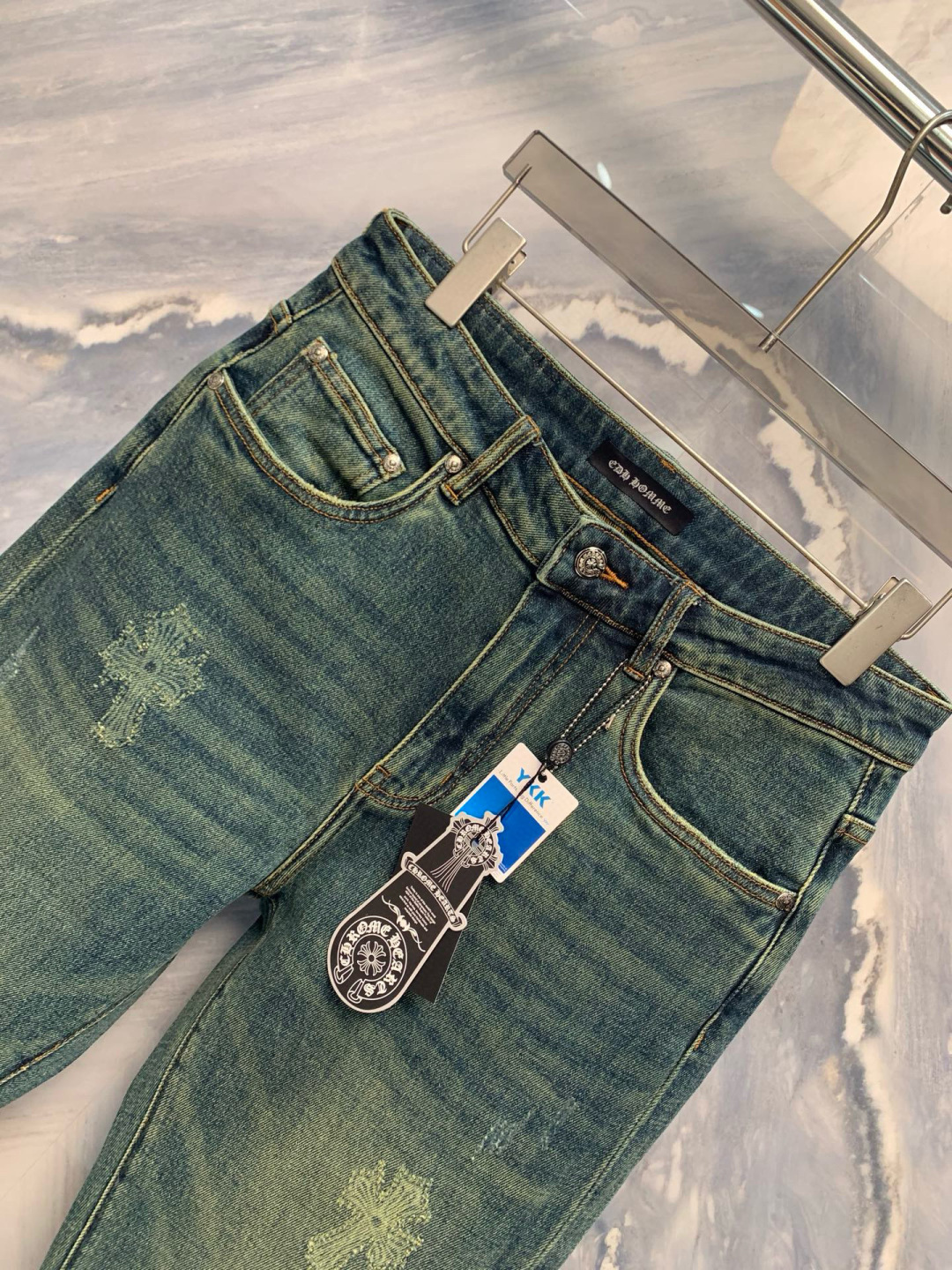 东京银座限定发售的男士早秋新品烧花直筒水洗蓝色牛仔裤，以其独特的细节处理和高级质感，彰显着不凡的品味与格