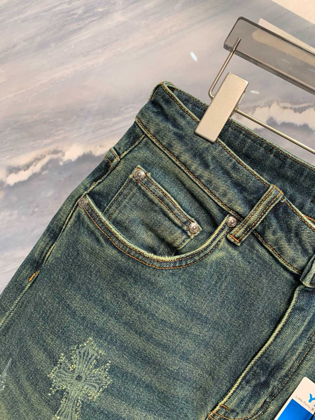 东京银座限定发售的男士早秋新品烧花直筒水洗蓝色牛仔裤，以其独特的细节处理和高级质感，彰显着不凡的品味与格