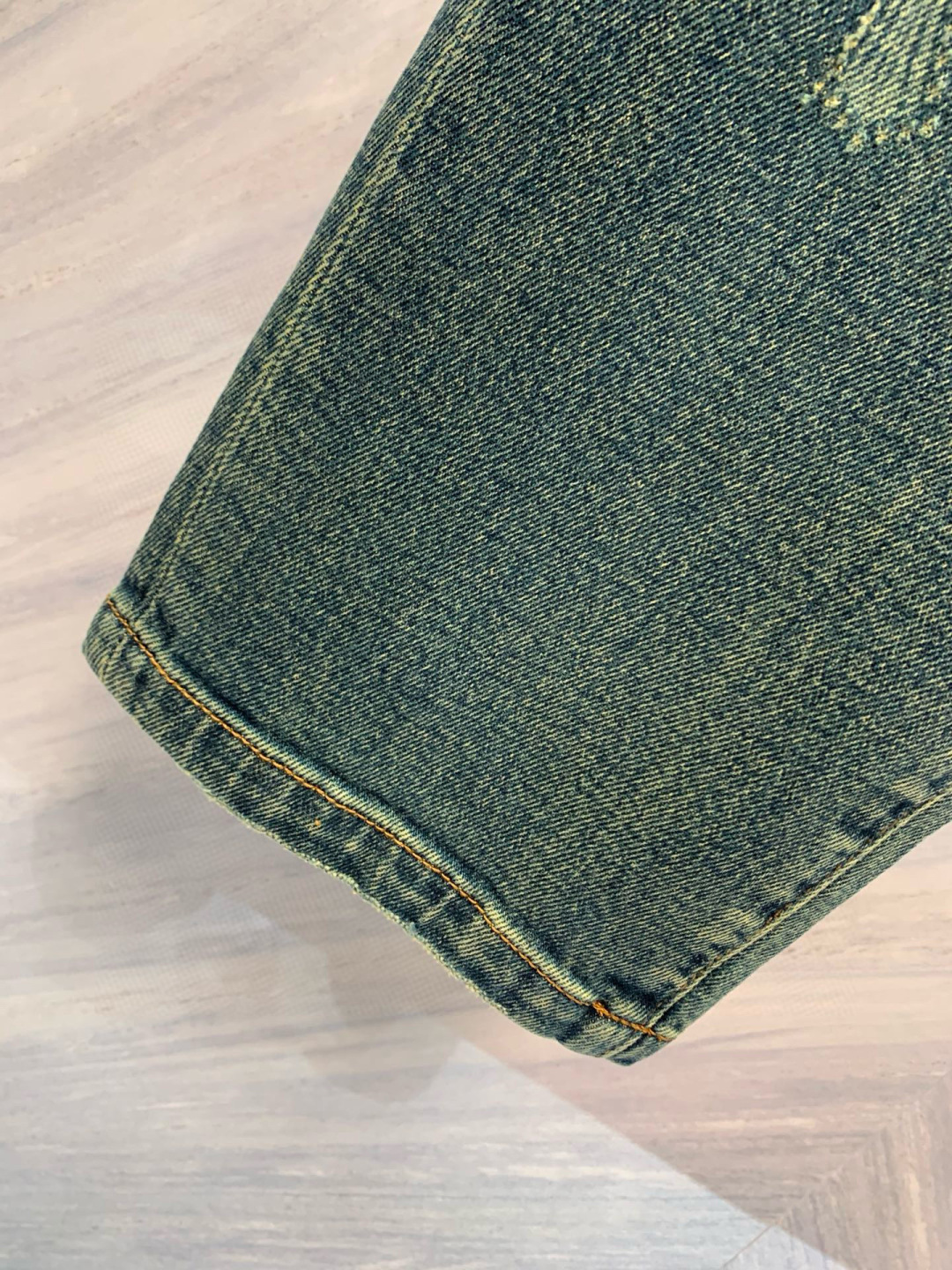 东京银座限定发售的男士早秋新品烧花直筒水洗蓝色牛仔裤，以其独特的细节处理和高级质感，彰显着不凡的品味与格