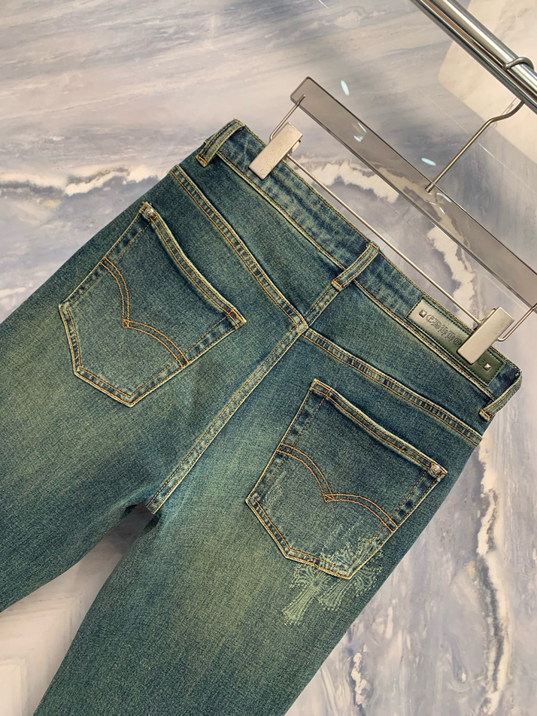 东京银座限定发售的男士早秋新品烧花直筒水洗蓝色牛仔裤，以其独特的细节处理和高级质感，彰显着不凡的品味与格