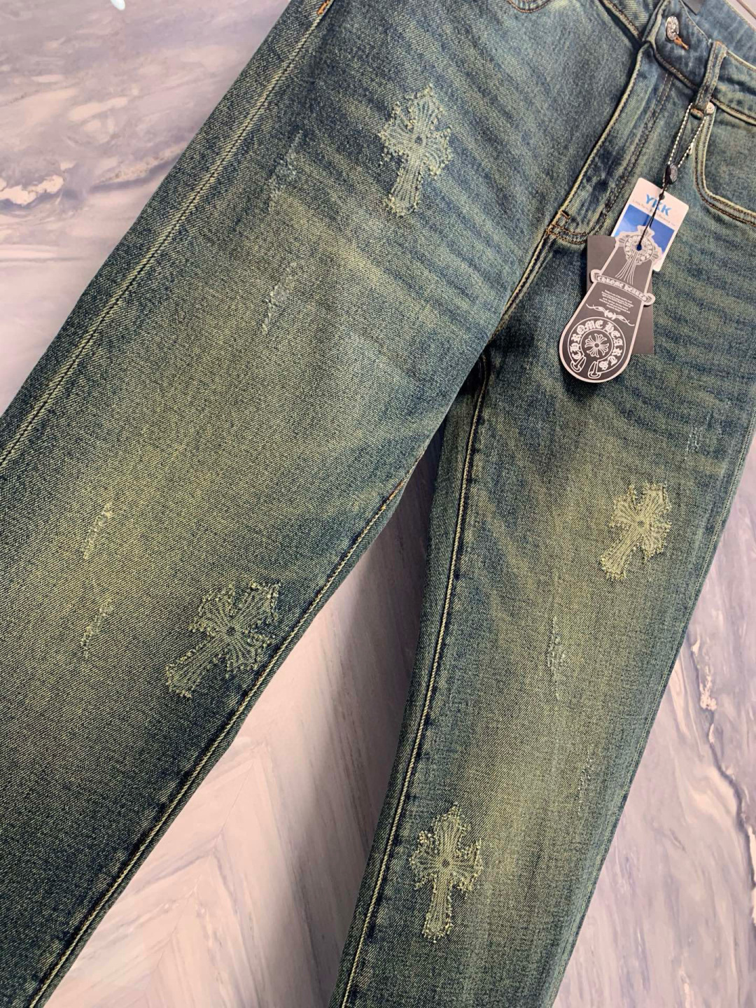 东京银座限定发售的男士早秋新品烧花直筒水洗蓝色牛仔裤，以其独特的细节处理和高级质感，彰显着不凡的品味与格